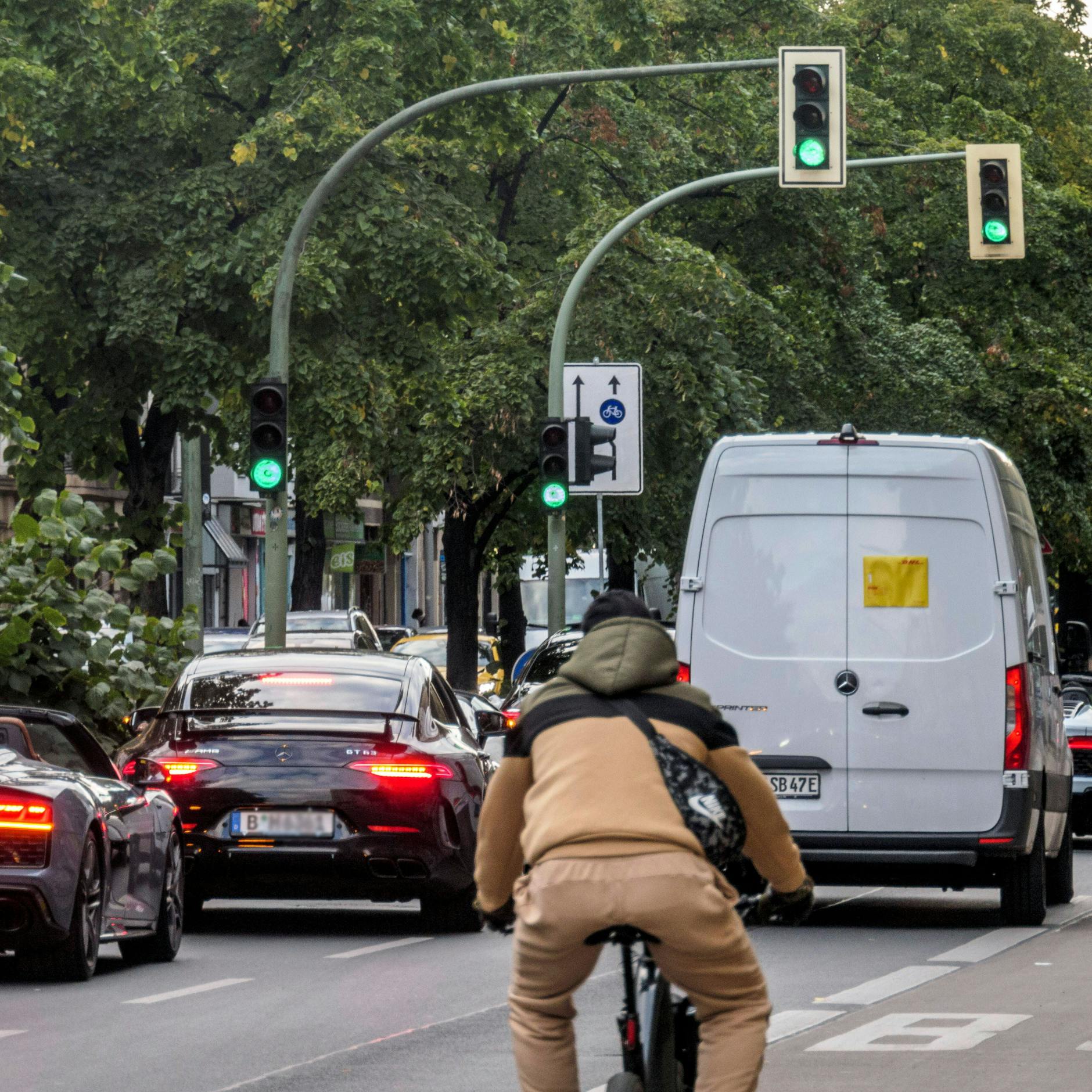 Image - Unfall auf Neuköllner Sonnenallee: BVG-Bus stößt mit Auto zusammen – Schwerverletzte