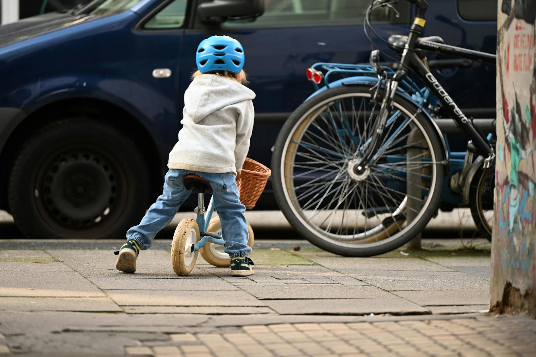 Ein Kind auf einem Fahrrad fährt in Lichtenberg plötzlich auf die Straße.