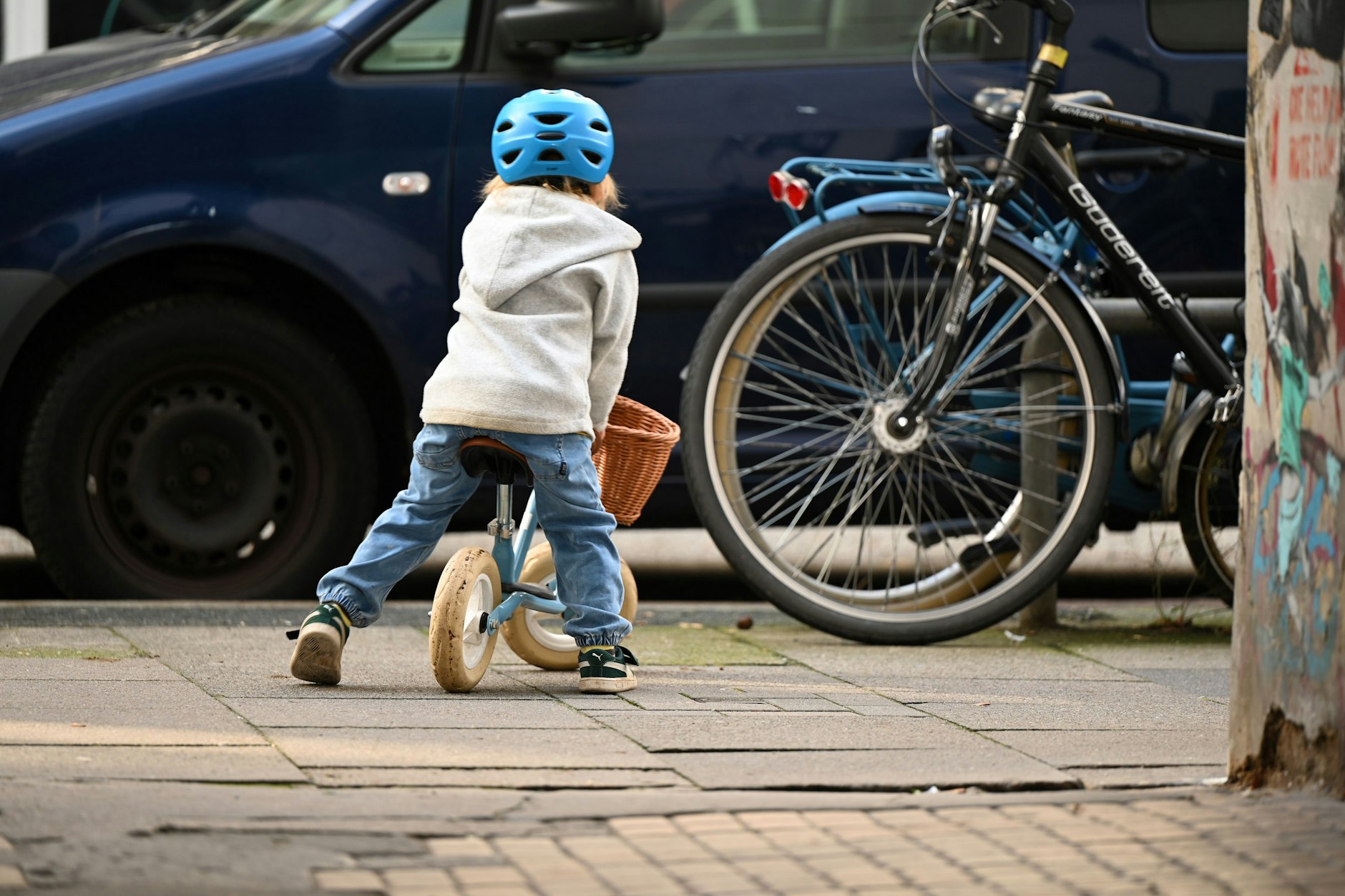 Ein Kind auf einem Fahrrad fährt in Lichtenberg plötzlich auf die Straße.