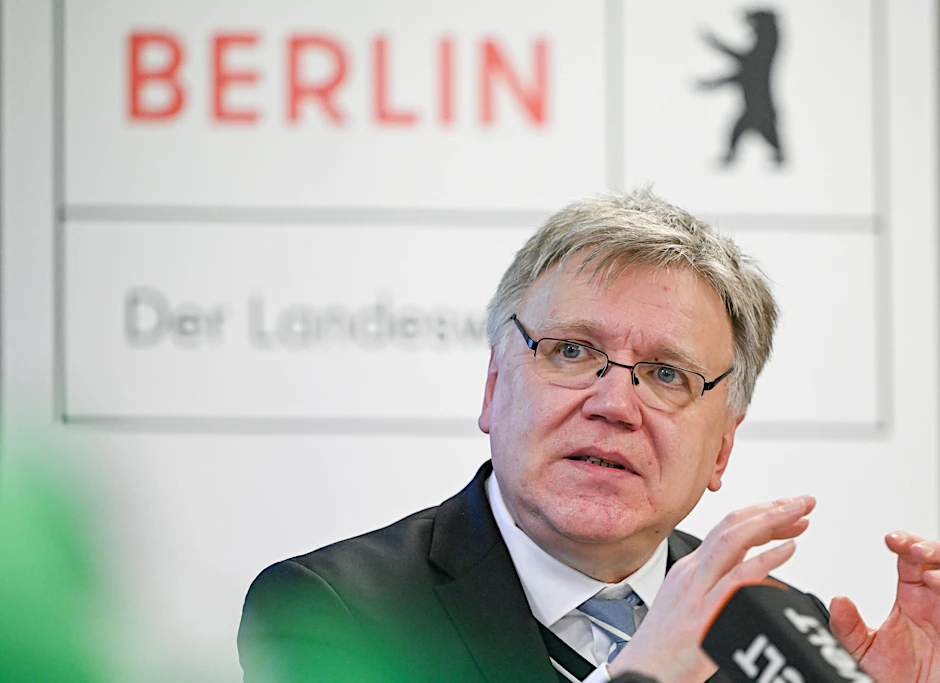 Landeswahlleiter Stephan Bröchler hat nicht immer einen normalen Job. Hier informiert er auf einer Pressekonferenz über die Teil-Wiederholung der Bundestagswahl in Berlin am 11. Februar 2024.&nbsp;
