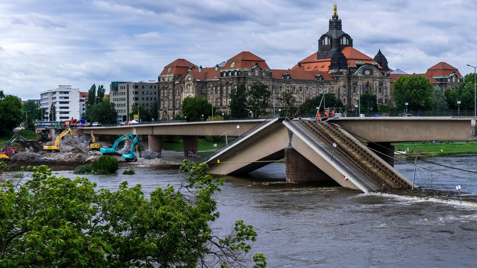 Wasser der Elbe fließt über Brückenteile der eingestürzten Carolabrücke. Die Abriss- und Räumungsarbeiten an der zum Teil eingestürzten Dresdner Carolabrücke auf der Neustädter Seite sind abgeschlossen.