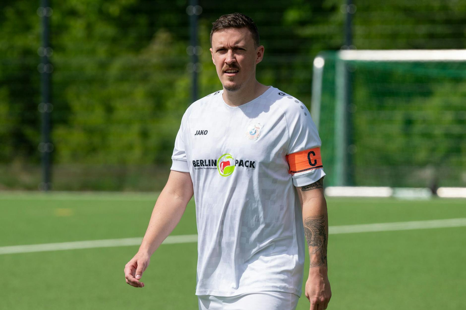 Ex-Nationalspieler Max Kruse hat nach dem <a href="https://www.berliner-zeitung.de/news/berlin-polizeieinsatz-und-spielabbruch-bei-kreisliga-spiel-mit-max-kruse-li.2254246">Abbruch der Kreisliga-Partie</a> Hass-Nachrichten erhalten.