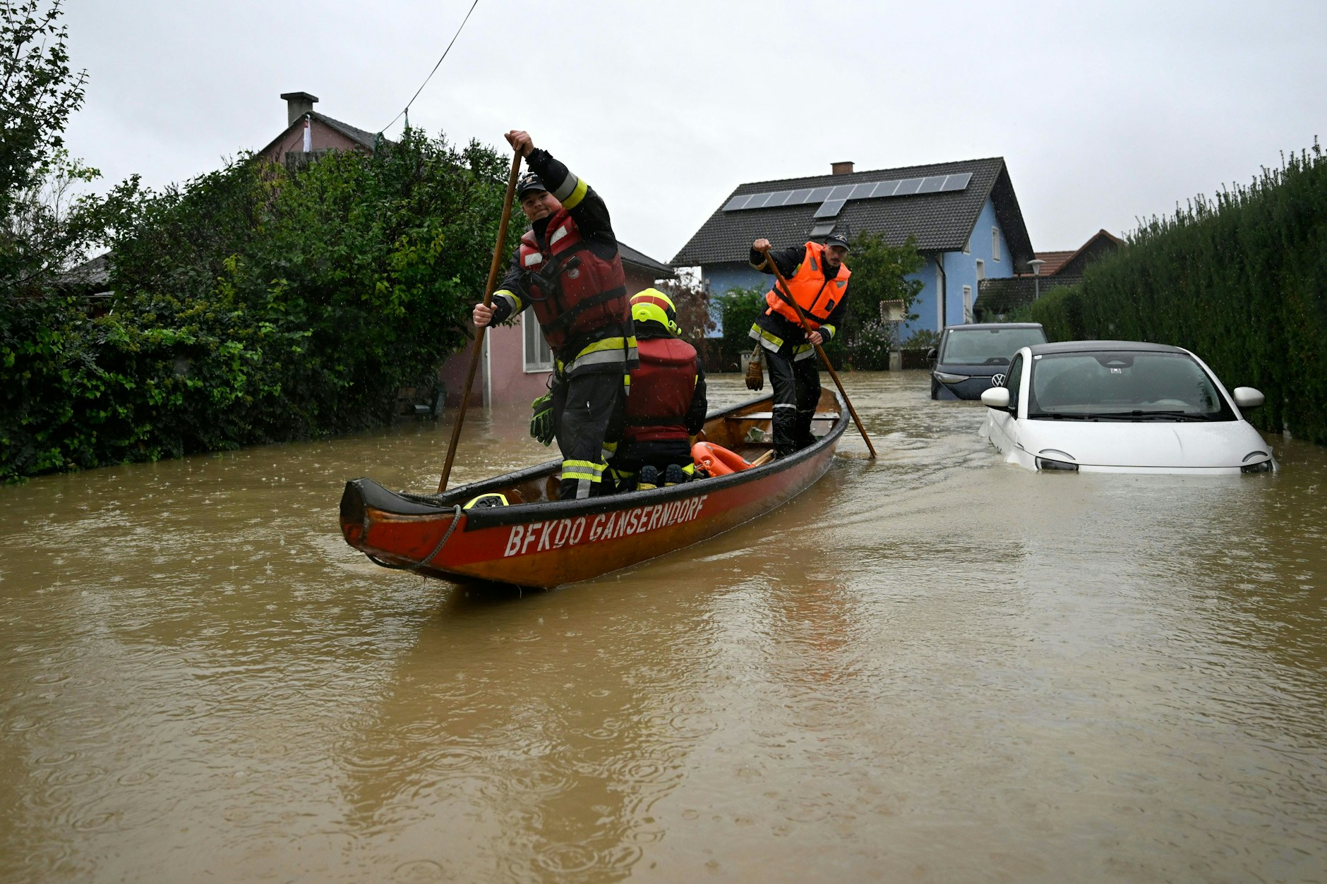 In Niederösterreich, wie hier in Rust im Tullnerfeld, kam es zu heftigen Fluten. In einer Gemeinde in der Nähe ertrank ein Mann in seinem Haus, während seine Frau einen Stock höher auf einem Schrank kauerte.