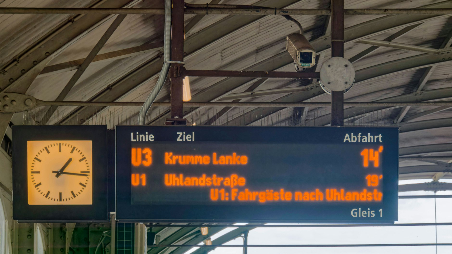 Bis zu 18 Minuten wartet man schon mal auf die nächste U-Bahn in Berlin.