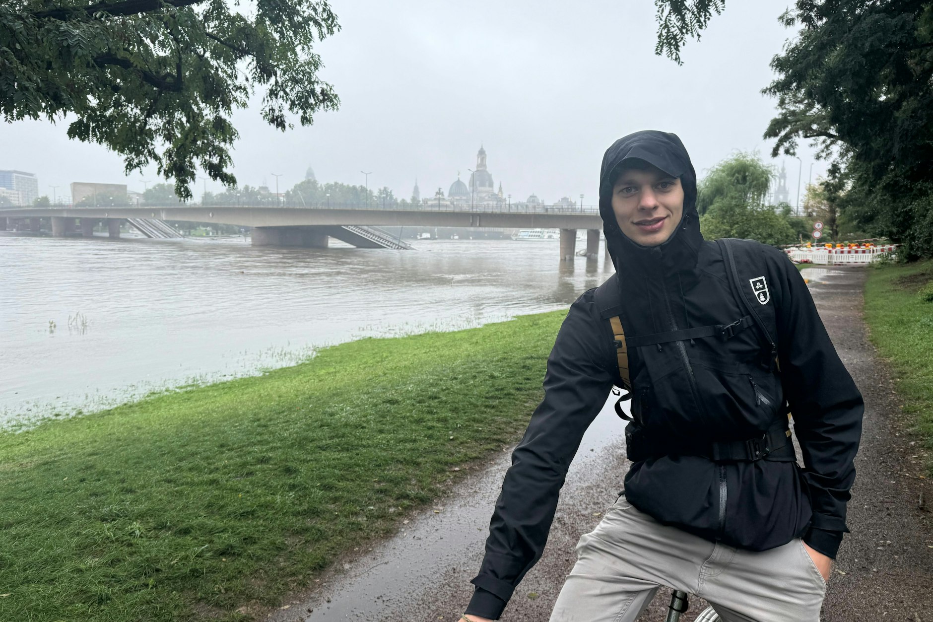 Christer M., 25, am Montag am Elbufer in Dresden; im Hintergrund die zum Teil eingestürzte Carolabrücke.
