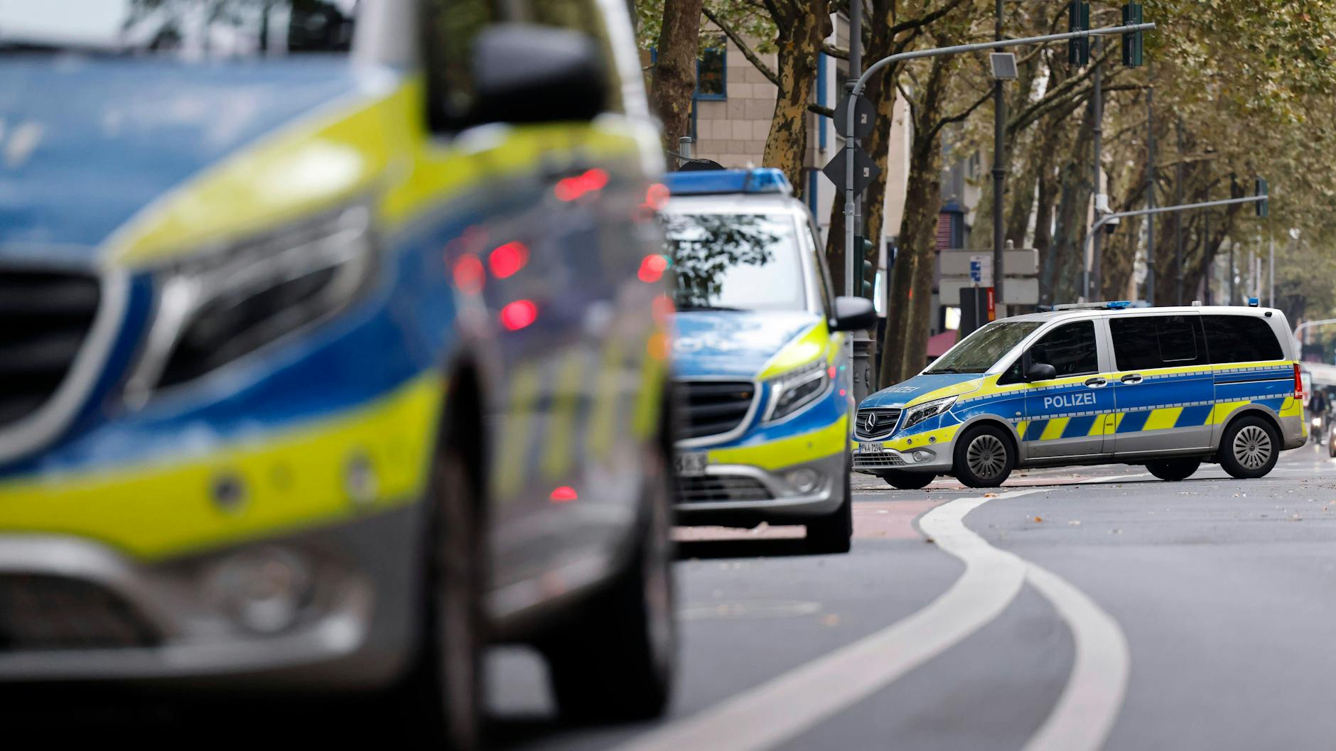Die Polizei Köln hat den Bereich weiträumig abgesperrt.