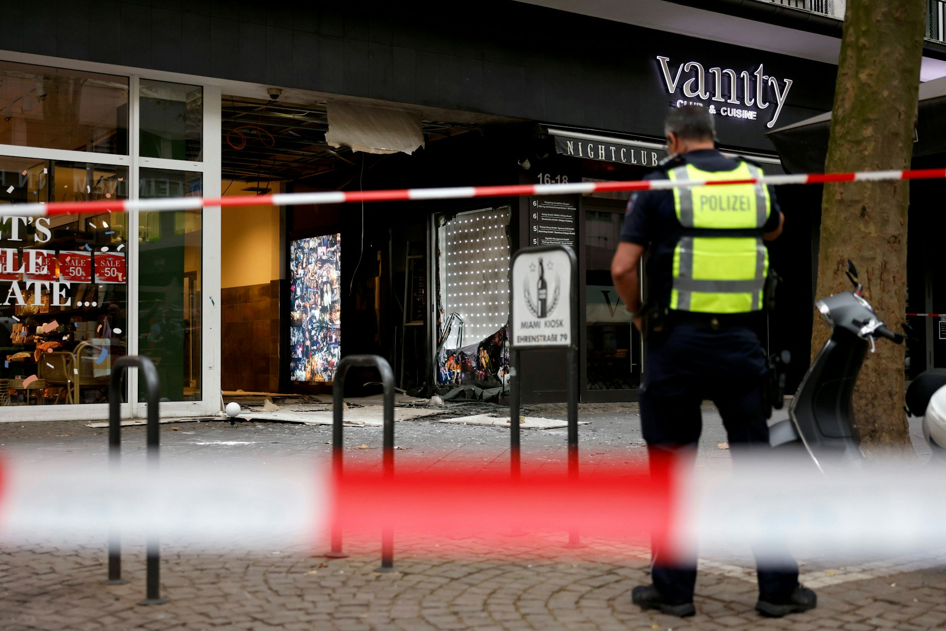 Neben dem Nachtclub Club "Vanity" deotonierte ein Sprengsatz. Scheiben zerbarsten und Deckenplatten fielen herab.