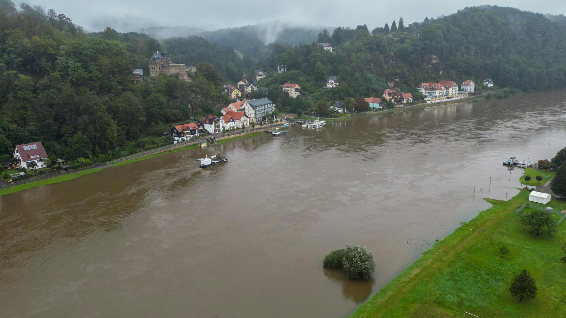 Blick auf die Hochwasser führende Elbe bei Rathen (Sachsen): Die Pegelstände steigen weiter an. 
