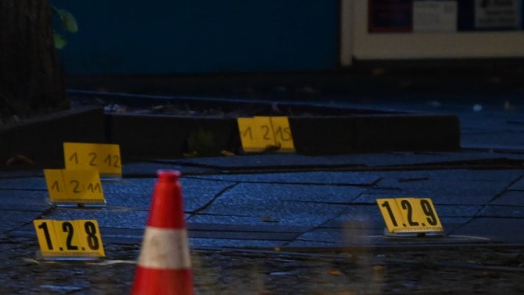 Schießerei in Berlin-Reinickendorf: Mit Nummern wurden die Fundorte der Patronenhülsen abgesteckt.