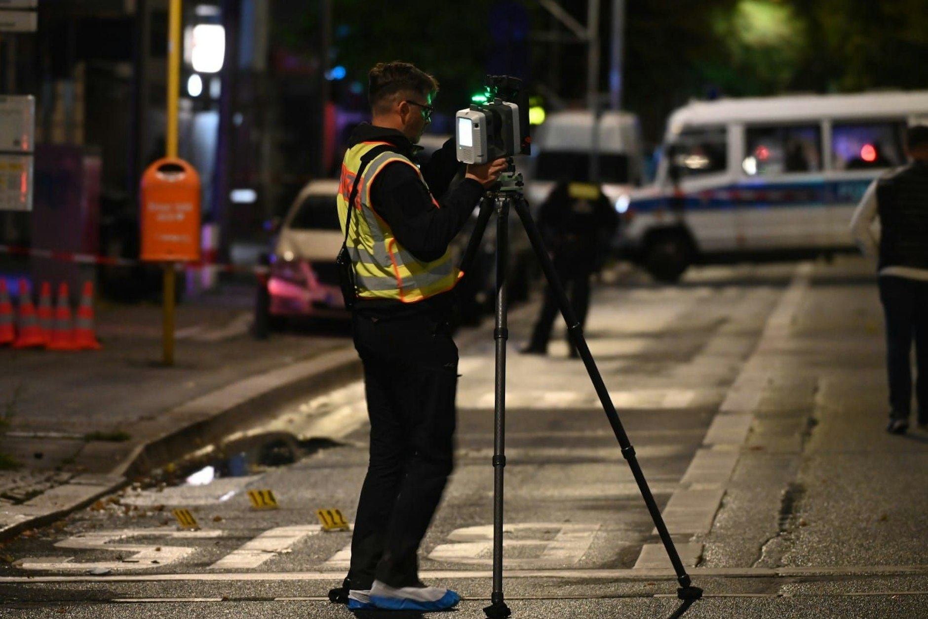 Wieder ist es in Berlin zu Schüssen gekommen: Die Polizei musste in der Nacht zu Montag den Tatort vor einer Shisha-Bar in der Reinickendorfer Straße absichern.&nbsp;&nbsp;