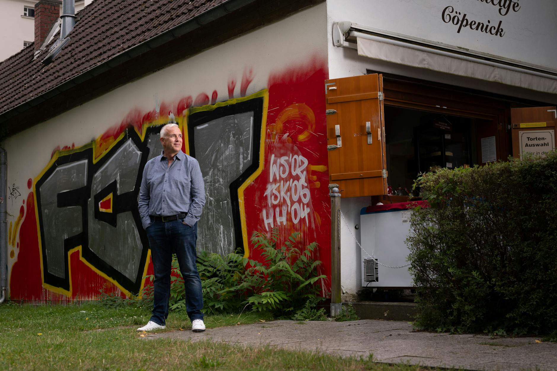Union-Präsident Dirk Zingler vor einer mit Union-Graffiti aufgepeppten Wand in Berlin-Köpenick.