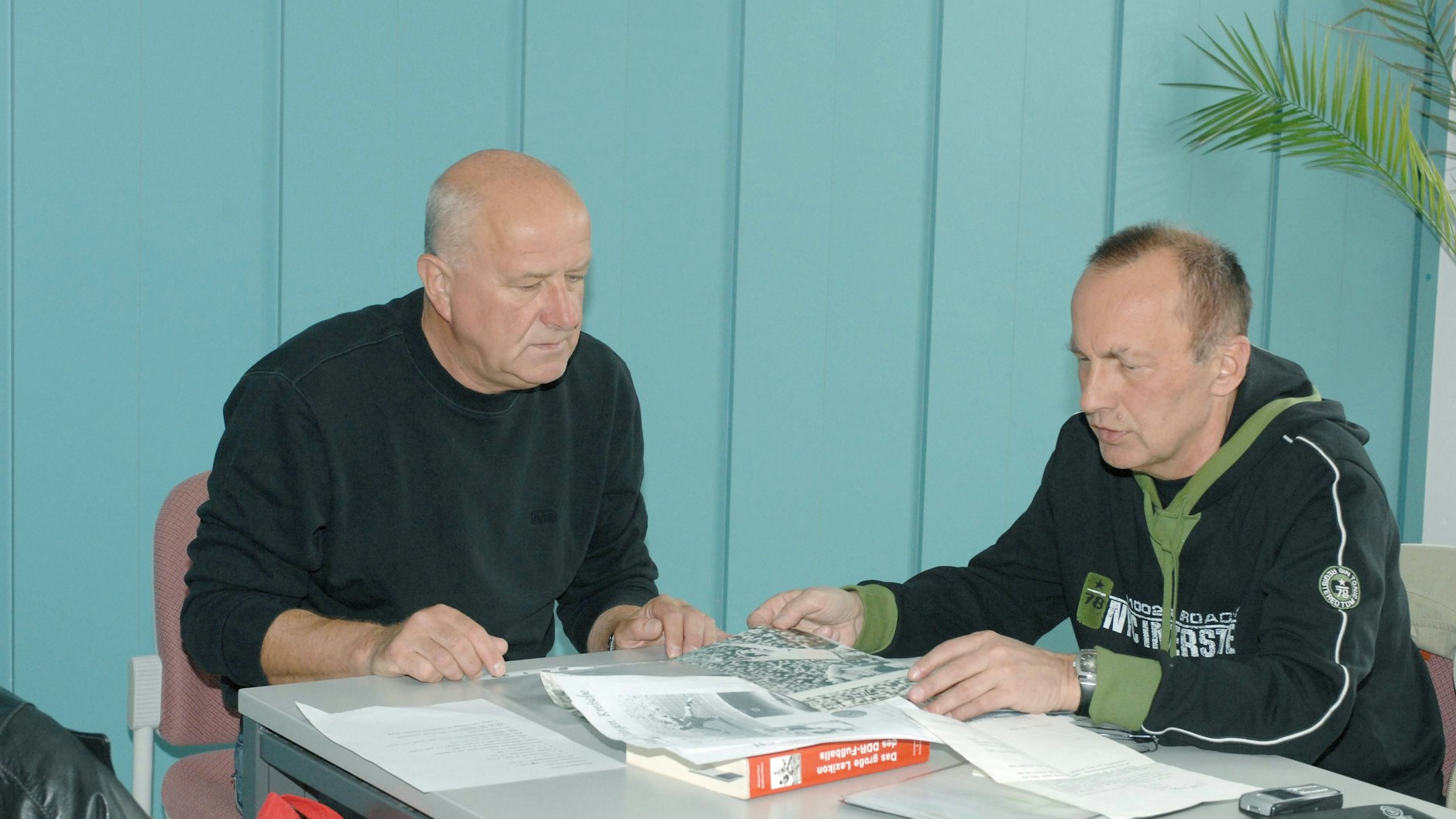 Ex-DDR-Nationalspieler Hans Jürgen Kreische (l.) wird 2007 von Eurosport-Kommentator Gottfried Weise in Dresden interviewt.