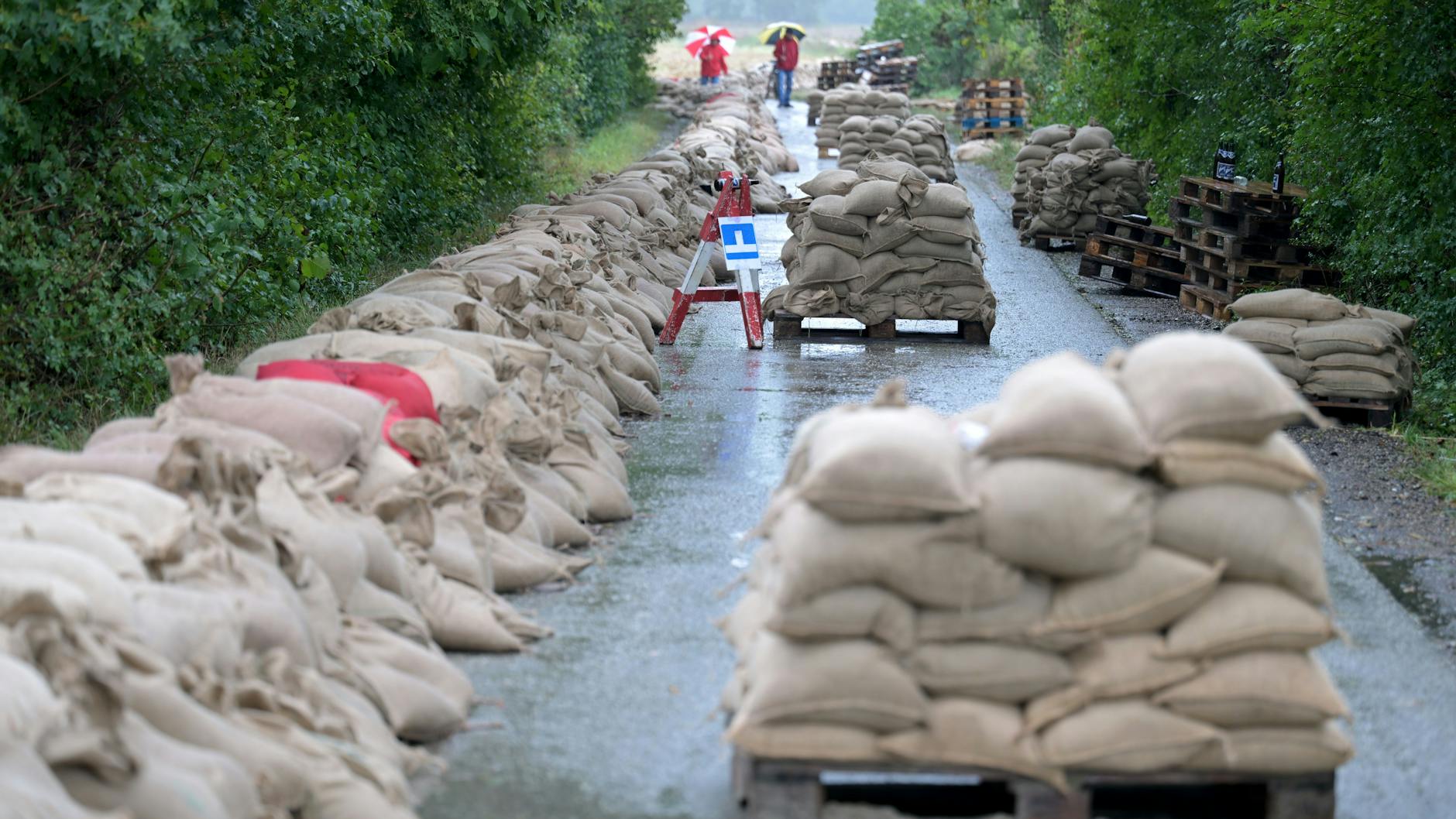 In Hadersdorf in Niederösterreich stehen Sandsäcke für die Dämme bereit, die zu brechen drohen. 