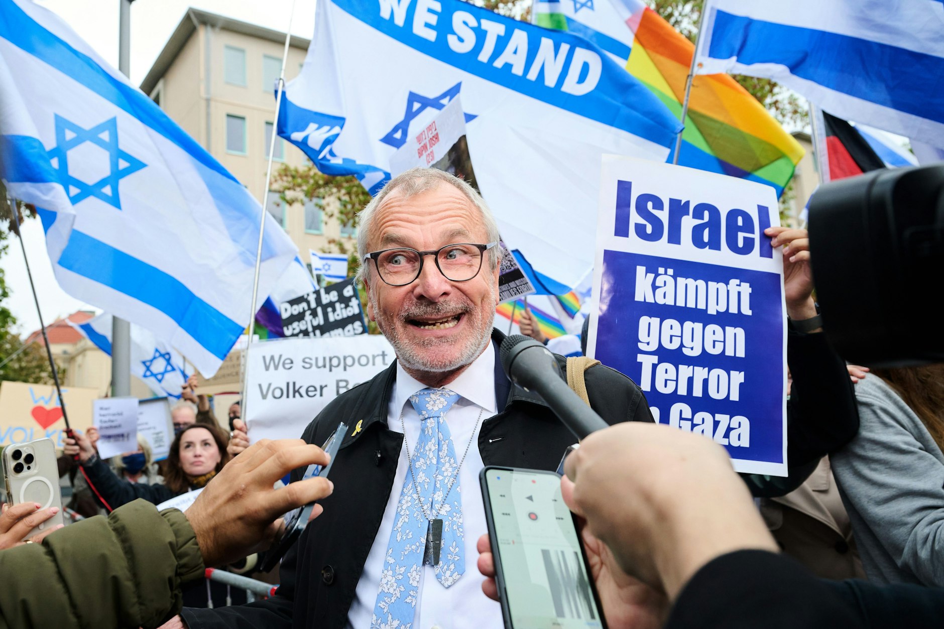 Volker Beck spricht nach seinem Vortrag inmitten pro-israelischer Demonstranten vor der Universitätsbibliothek der TU mit Pressevertretern über die pro-palästinensischen Proteste gegen seinen Auftritt.