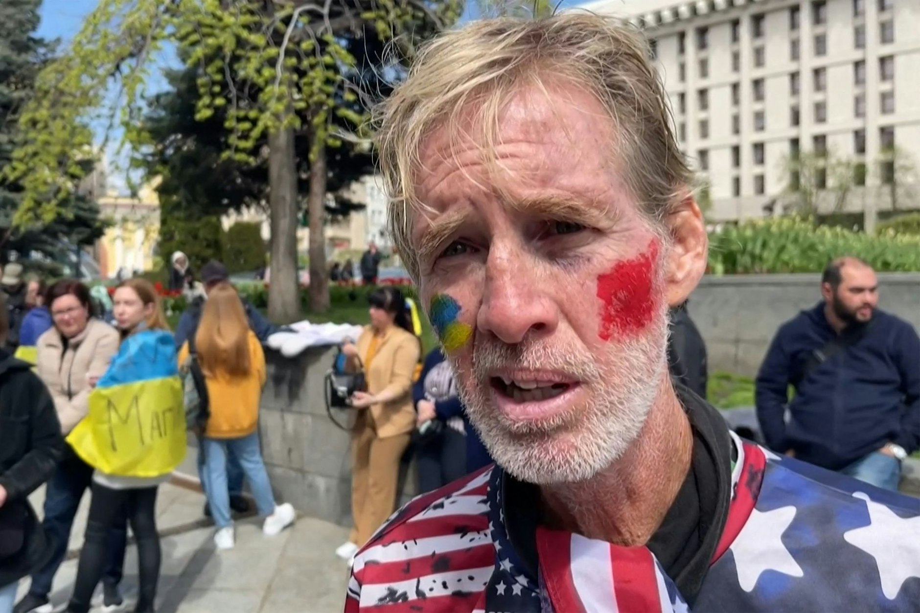 Ryan R, der mutmaßliche Trump-Attentäter, ist bekannt, gibt, hier bei einer Demo für die Ukraine ein TV-Interview.