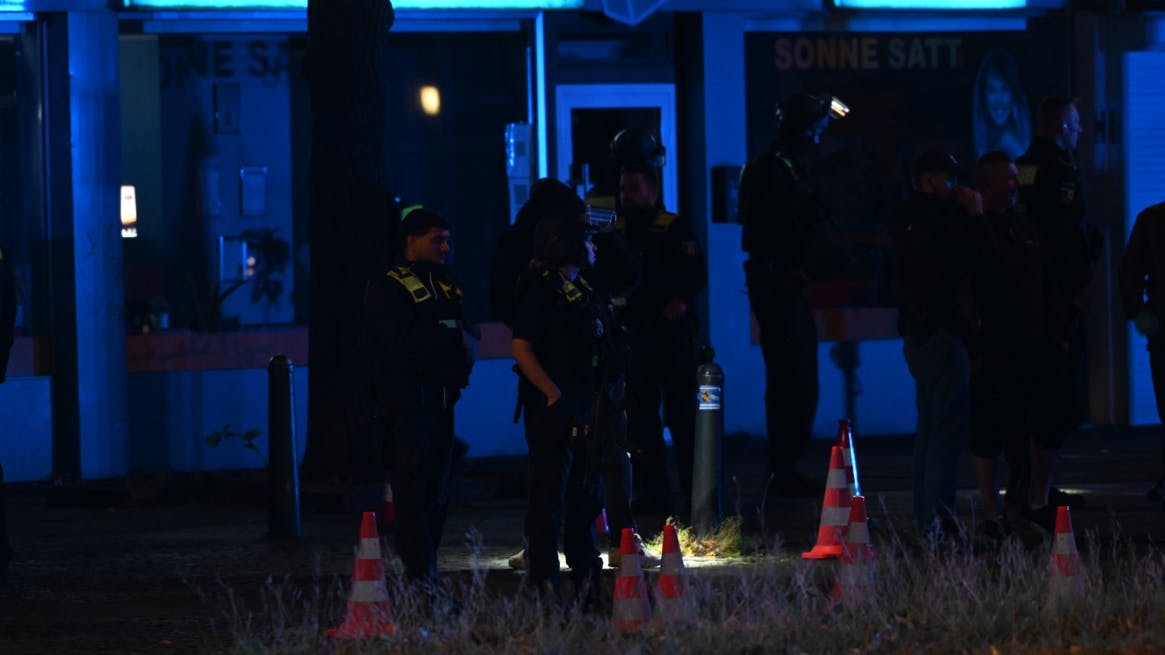 Polizisten untersuchen den Tatort nach der Schießerei an der Scharnweberstraße.