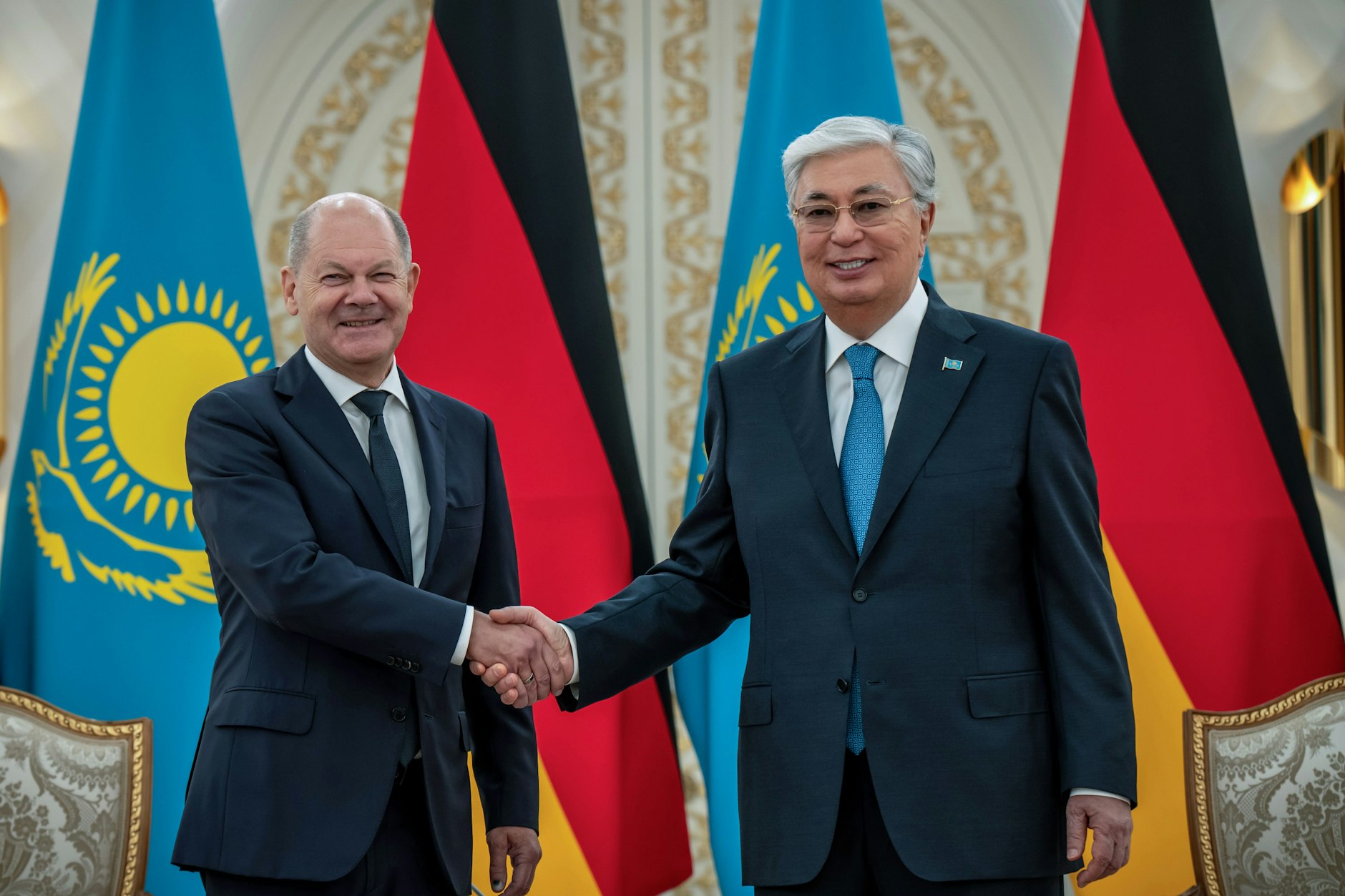 Bundeskanzler Olaf Scholz (l, SPD) wird von Kassym-Schomart Tokajew mit militärischen Ehren empfangen.