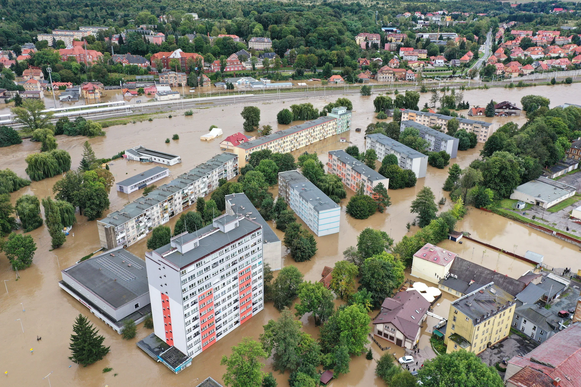 15.09.2024, Polen, Klodzko (Glatz): Ein mit einer Drohne aufgenommenes Foto zeigt die überflutete niederschlesische Kleinstadt im Südwesten Polens.