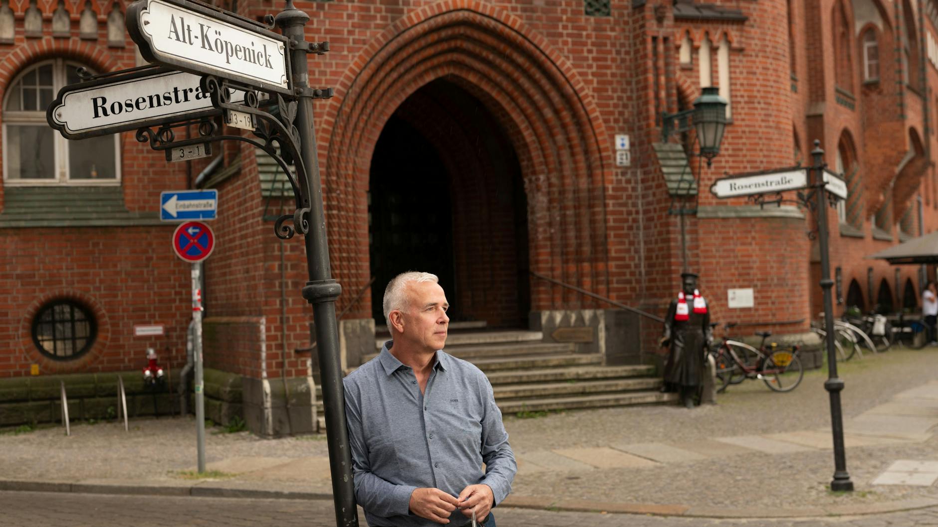 Dirk Zingler vor dem Rathaus Köpenick.