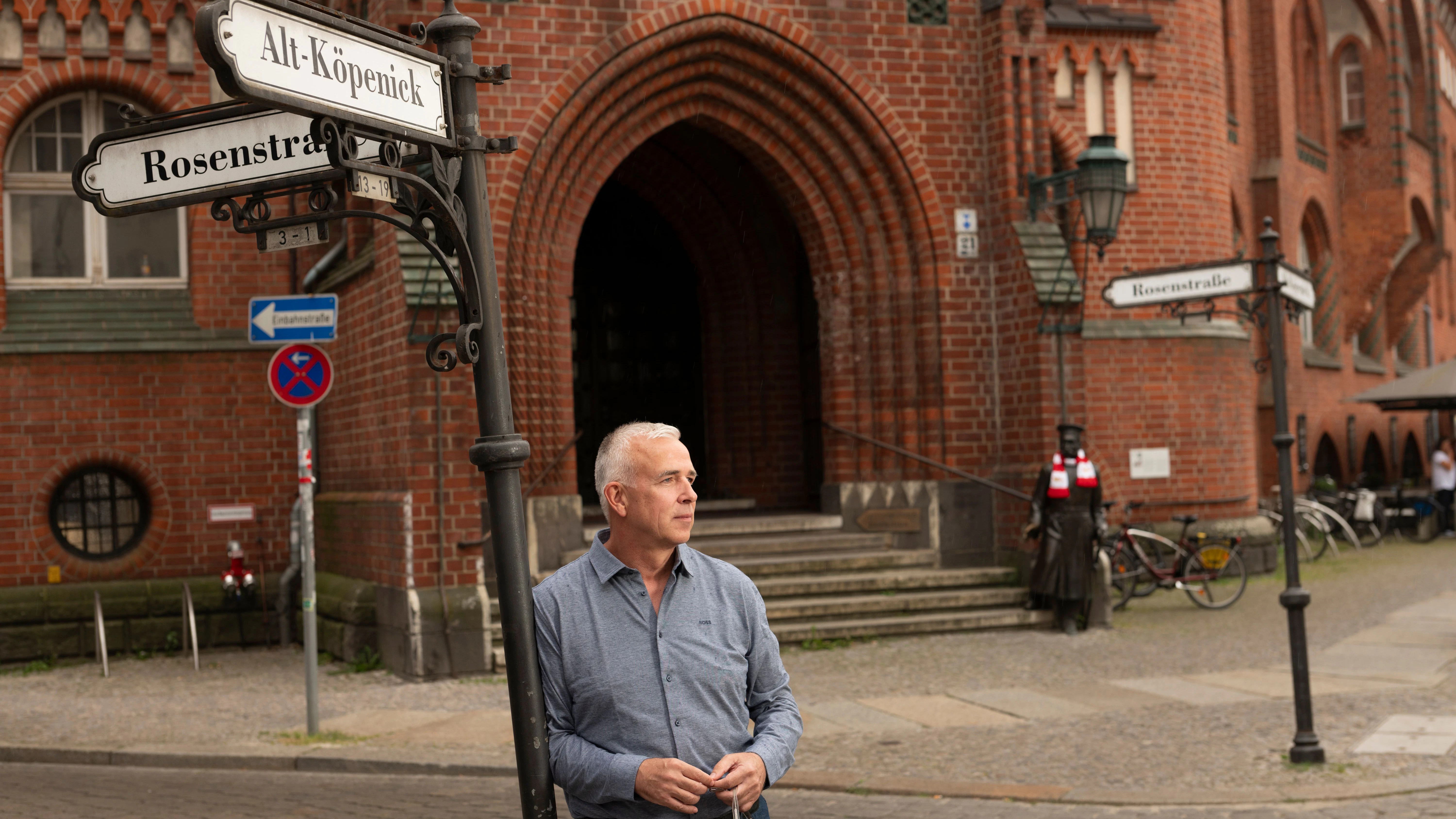 Dirk Zingler vor dem Rathaus Köpenick.
