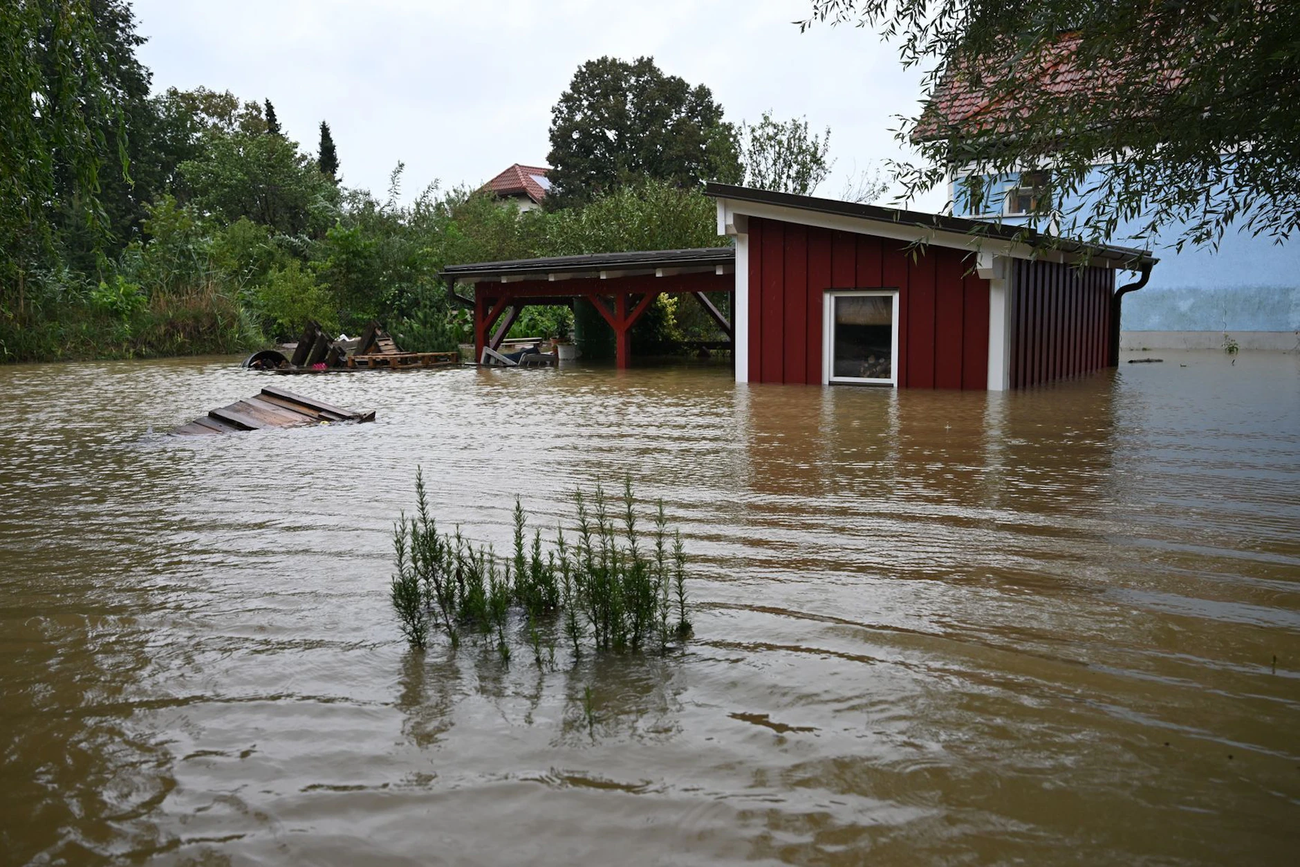 Österreich: Eine Hütte in Pottenbunn im Gebiet St. Pölten ist von Hochwasser umgeben. 