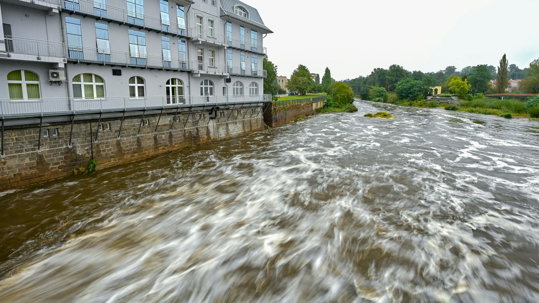 Der deutsch-polnische Grenzfluss Neiße im Stadtzentrum von Guben führt bereits mehr Wasser mit sich als sonst.