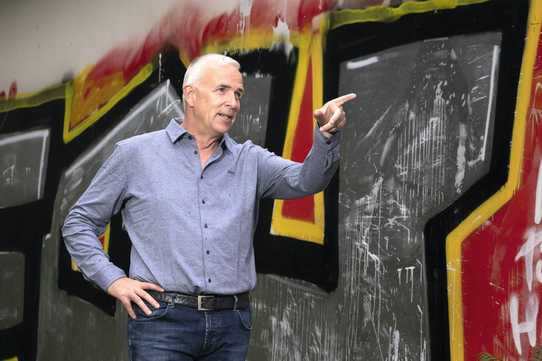 Union-Präsident Dirk Zingler vor einer mit Union-Graffiti aufgepeppten Wand in Berlin-Köpenick