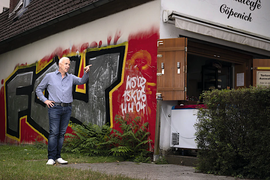 Union-Präsident Dirk Zingler vor einer mit Union-Graffiti aufgepeppten Wand in Berlin-Köpenick