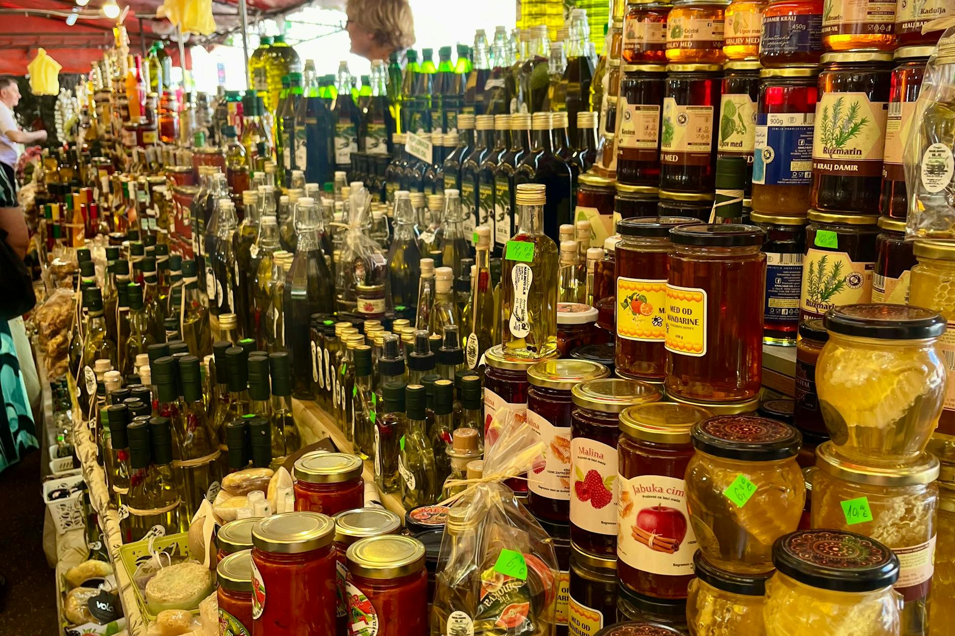 Auf der Suche nach echtem Olivenöl: In Kroatien lernen wir, wie man fruchtiges, scharfes und echtes Öl von minderwertigen Fälschungen unterscheidet.