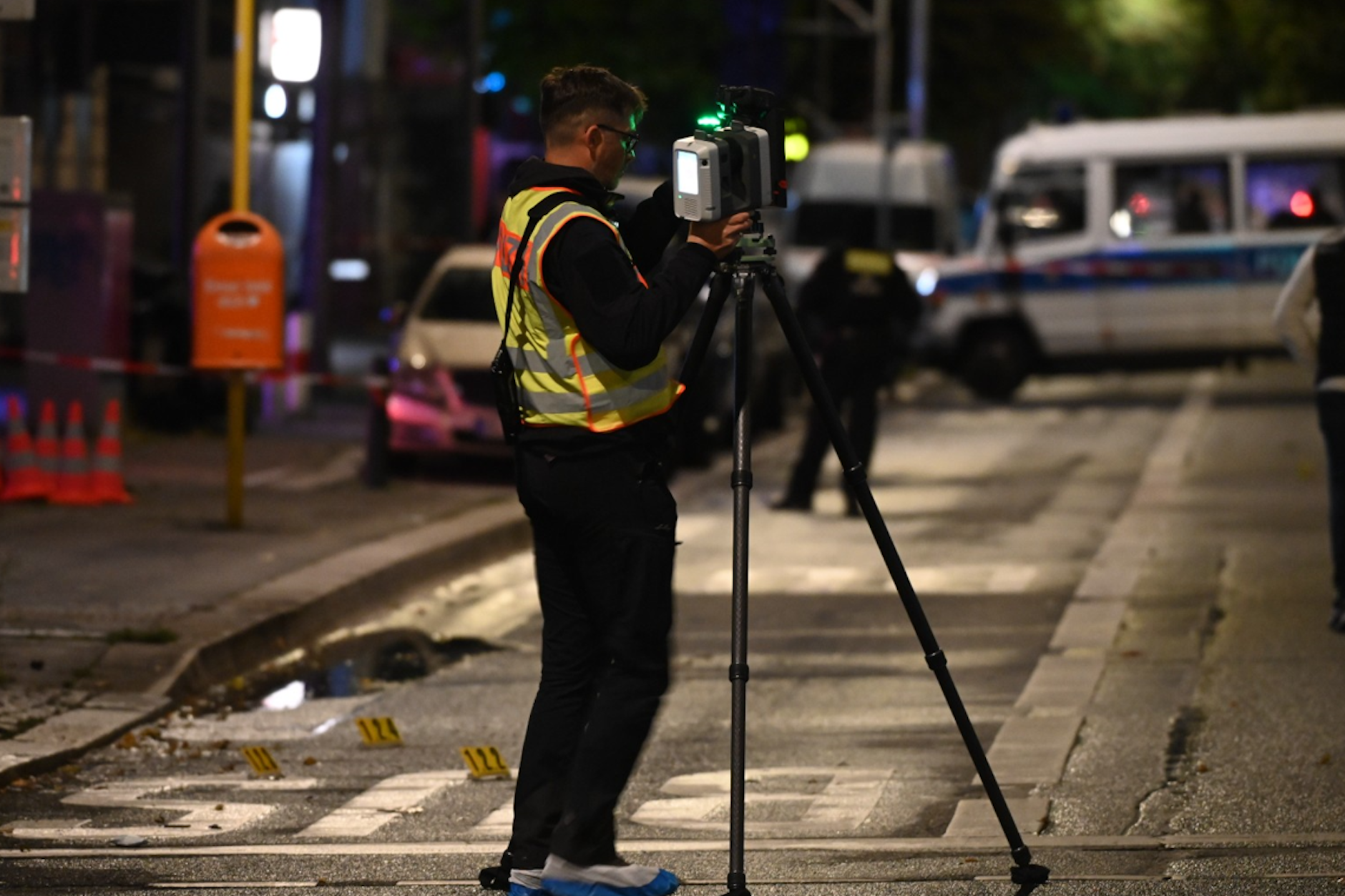 Schüsse an der Scharnweberstraße in Berlin-Reinickendorf: Ein Polizeibeamter vermisst den Tatort.