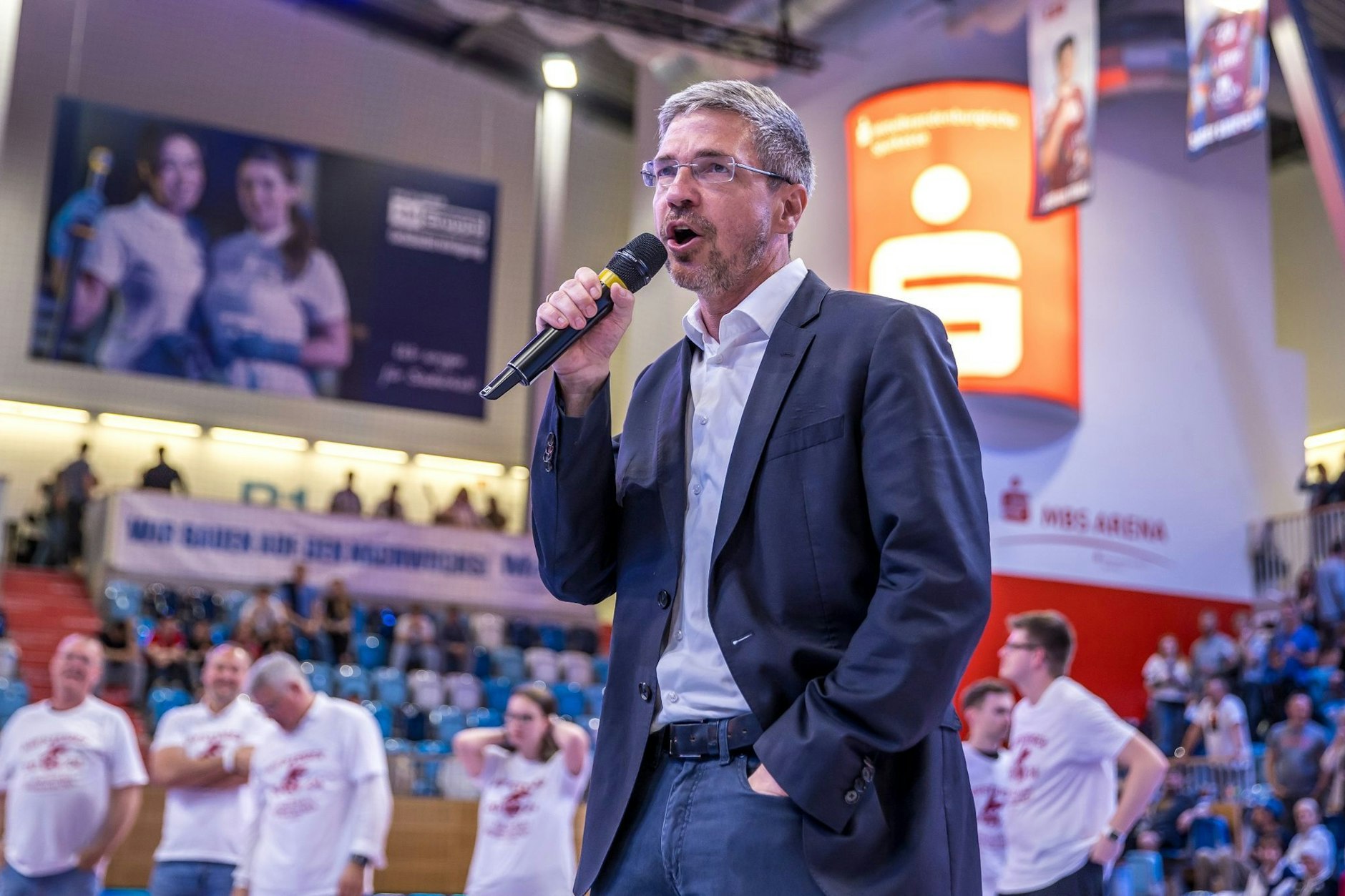 Potsdams Oberbürgermeister Mike Schubert (SPD) bei einem Handball-Bundesligaspiel des 1. VfL Potsdam.