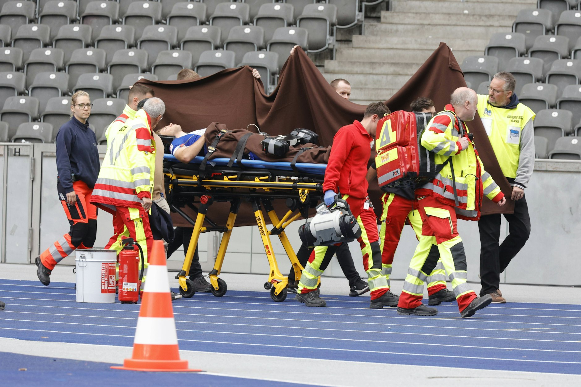 Linus Gechter (20) wurde beim Spiel von Hertha BSC gegen Fortuna Düsseldorf auf einer Trage direkt in einen Krankenwagen gebracht.