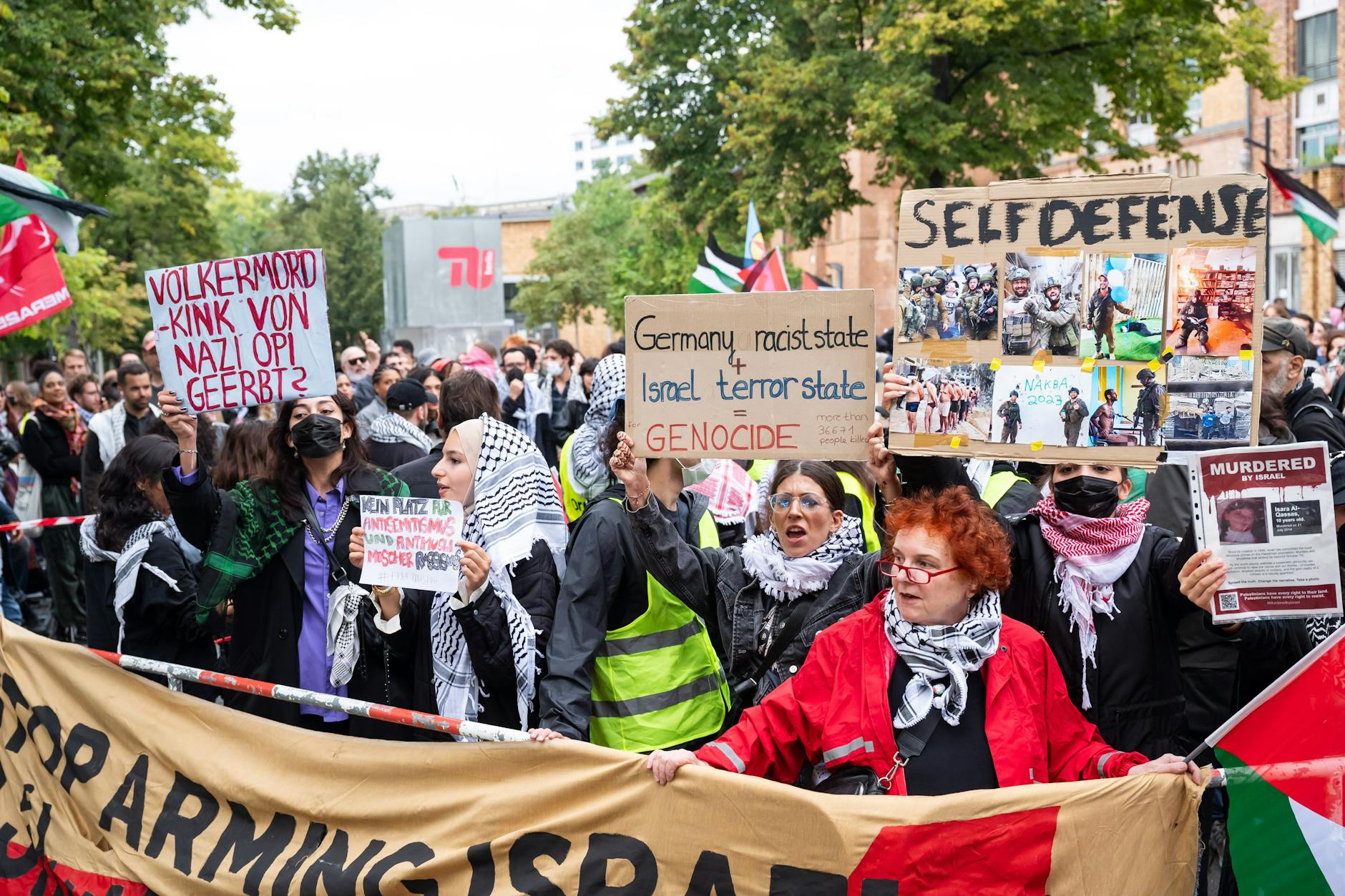 Teilnehmer einer propalästinensischen Demonstration vor einer Veranstaltung mit Volker Beck.