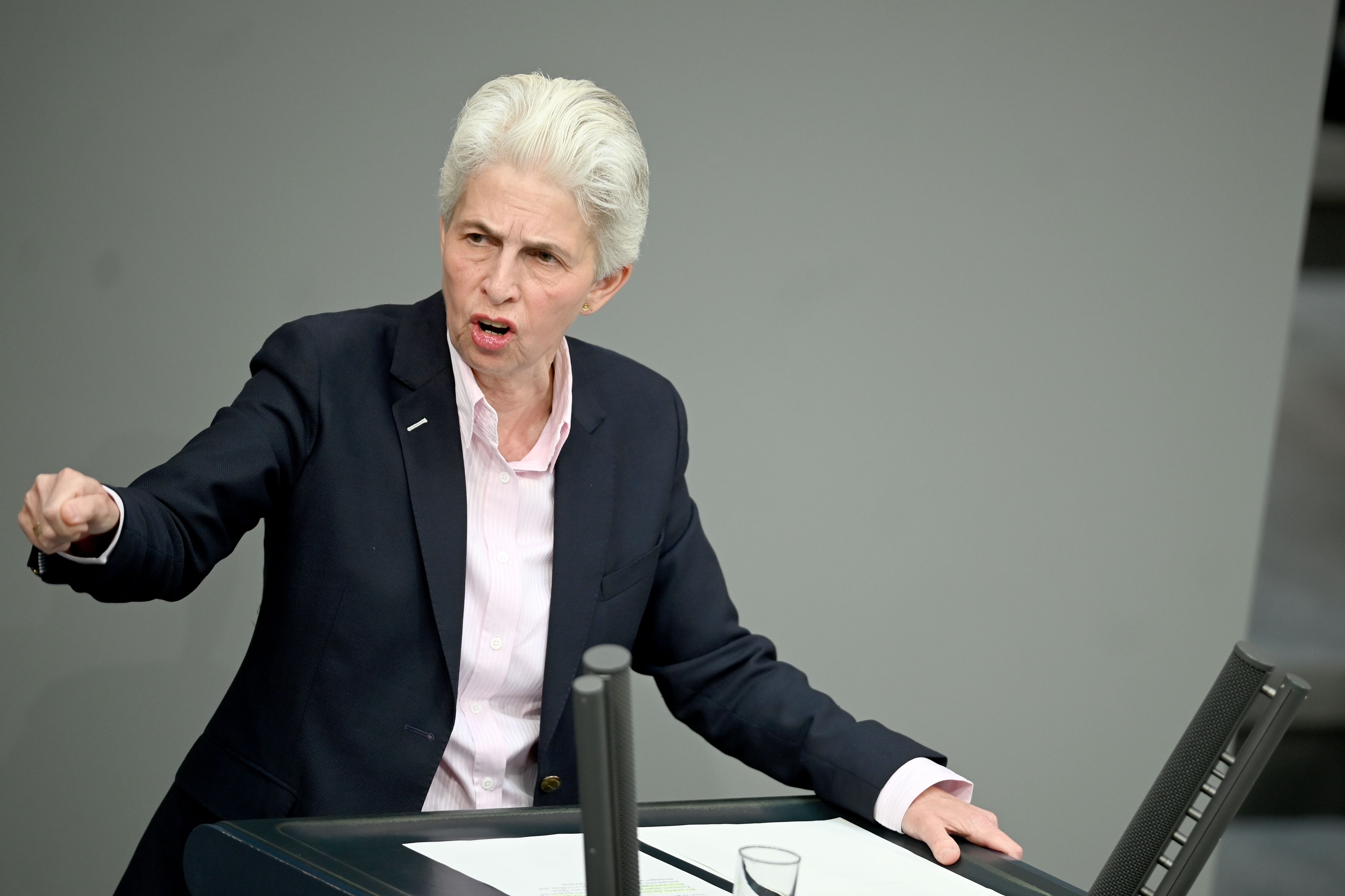 Politiker setzen auf Klagen: Warum pöbeln, wenn es auch charmant geht?