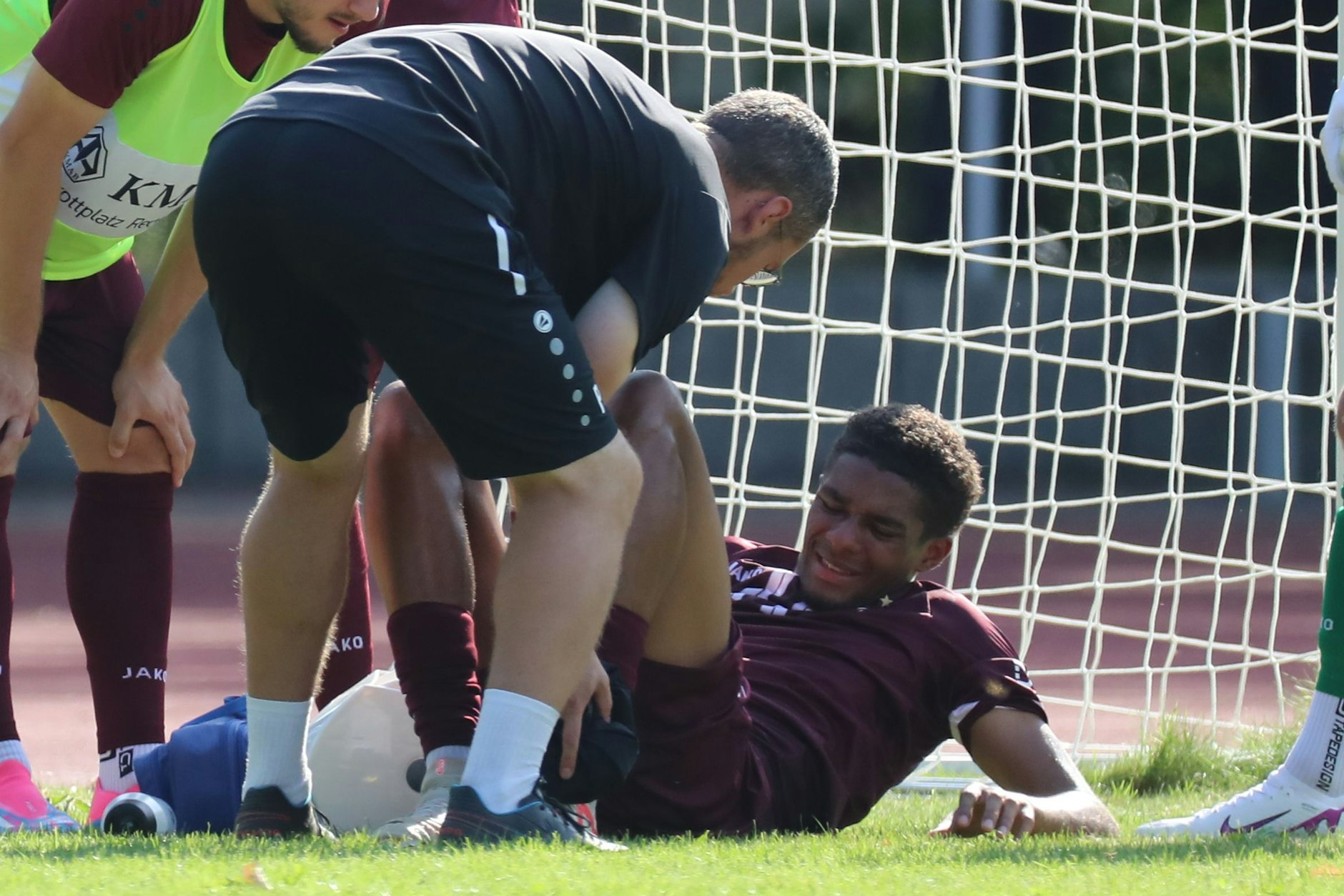 Amiro Amadou verletzt sich im Berlin-Pokal gegen Normannia schwer am linken Fuß.