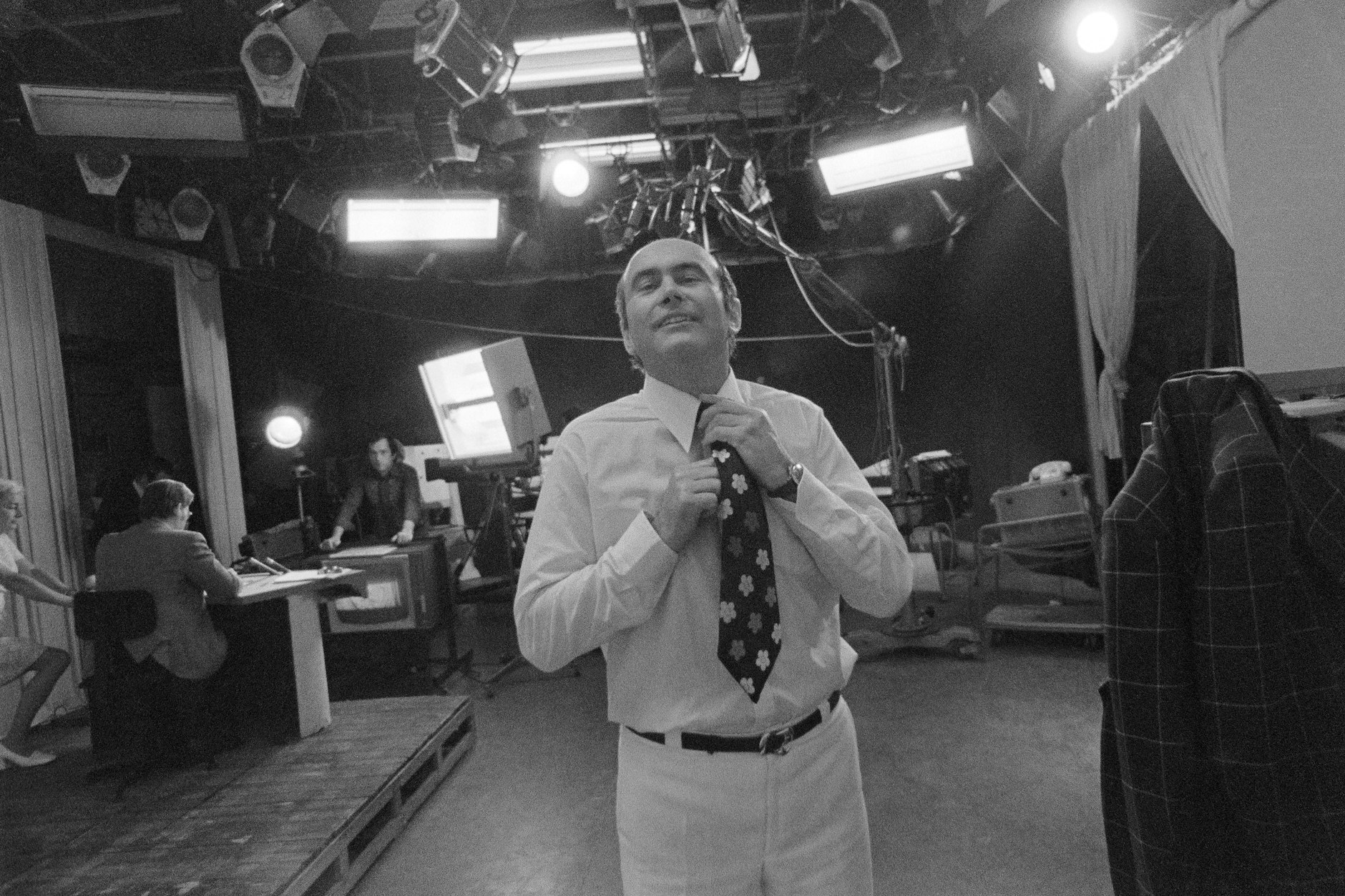 Heinz Florian Oertel bereitet sich 1975 im Studio in Berlin-Adlershof auf eine Sendung von „Sport aktuell“ vor.