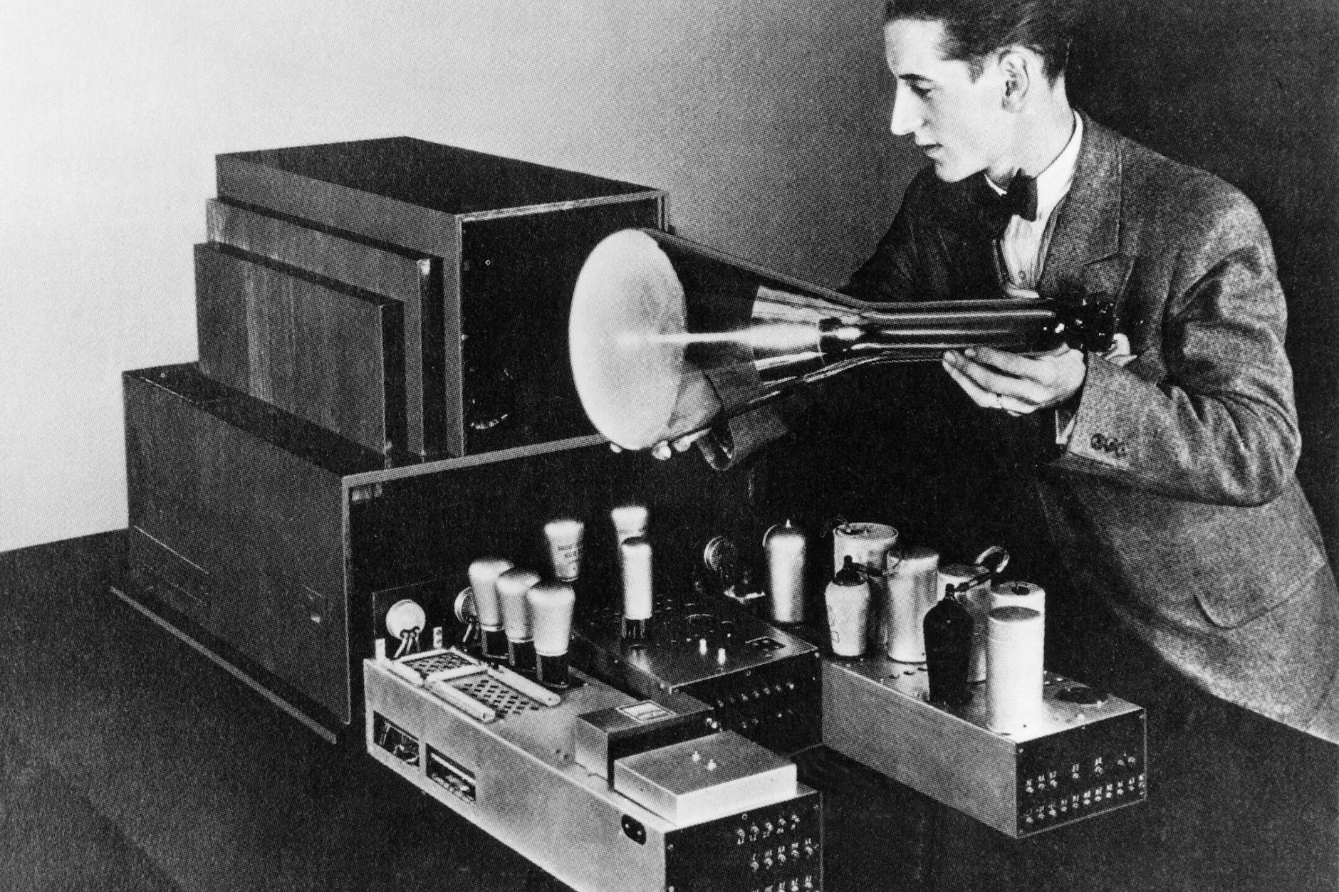 Manfred von Ardenne und Siegmund Loewe gelten als Rundfunkpioniere. Einer von ihnen hat in Steglitz-Zehlendorf eine Gedenkstele bekommen.