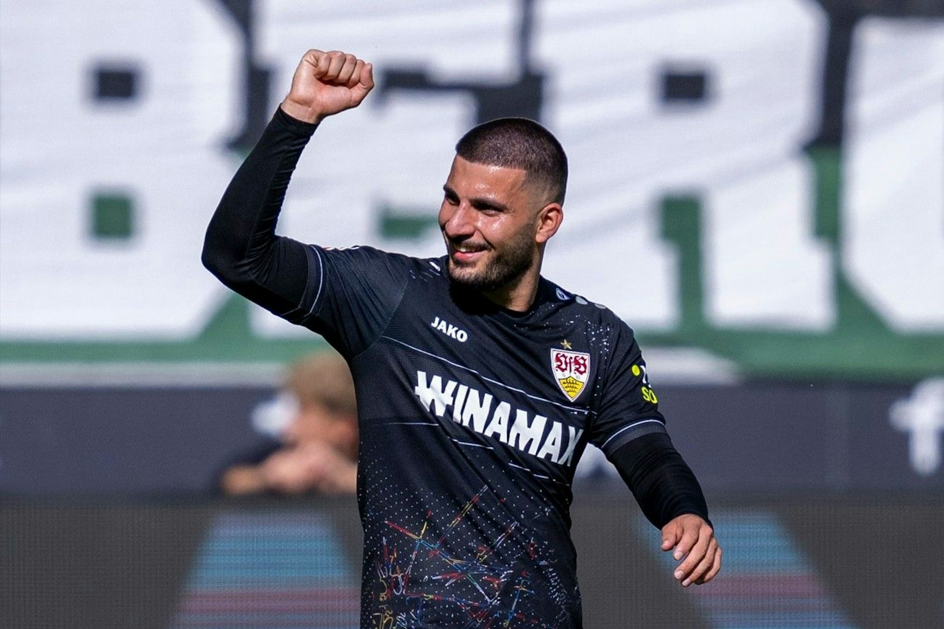 Stuttgarts Deniz Undav jubelt am Sonnabend in der Fußball-Bundesliga nach seinem Tor zum 0:1 in Mönchengladbach.