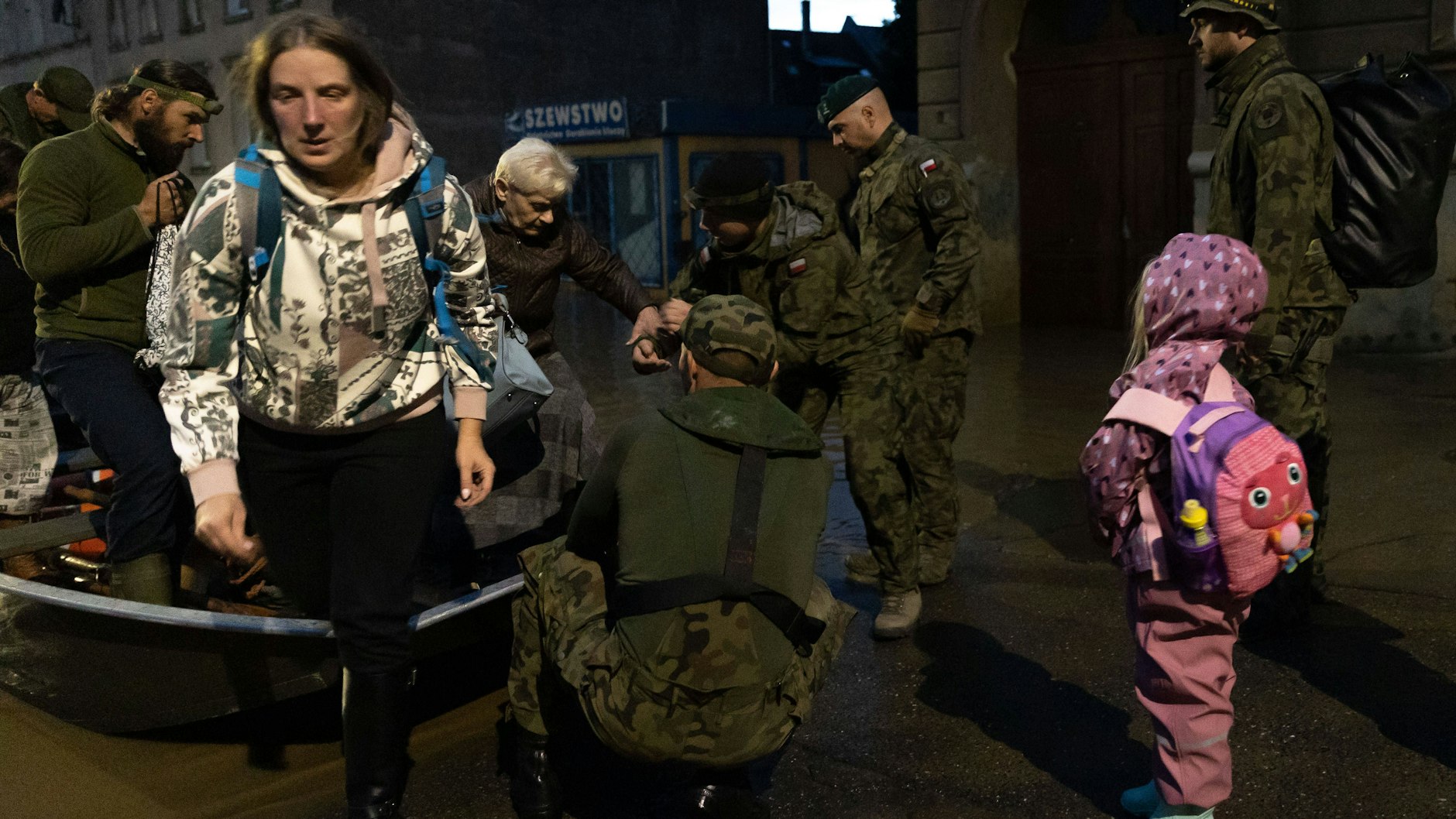 In Klodzko (Polen) holen Soldaten Einwohner aus ihren Häusern, bringen sie mit Booten in Sicherheit.