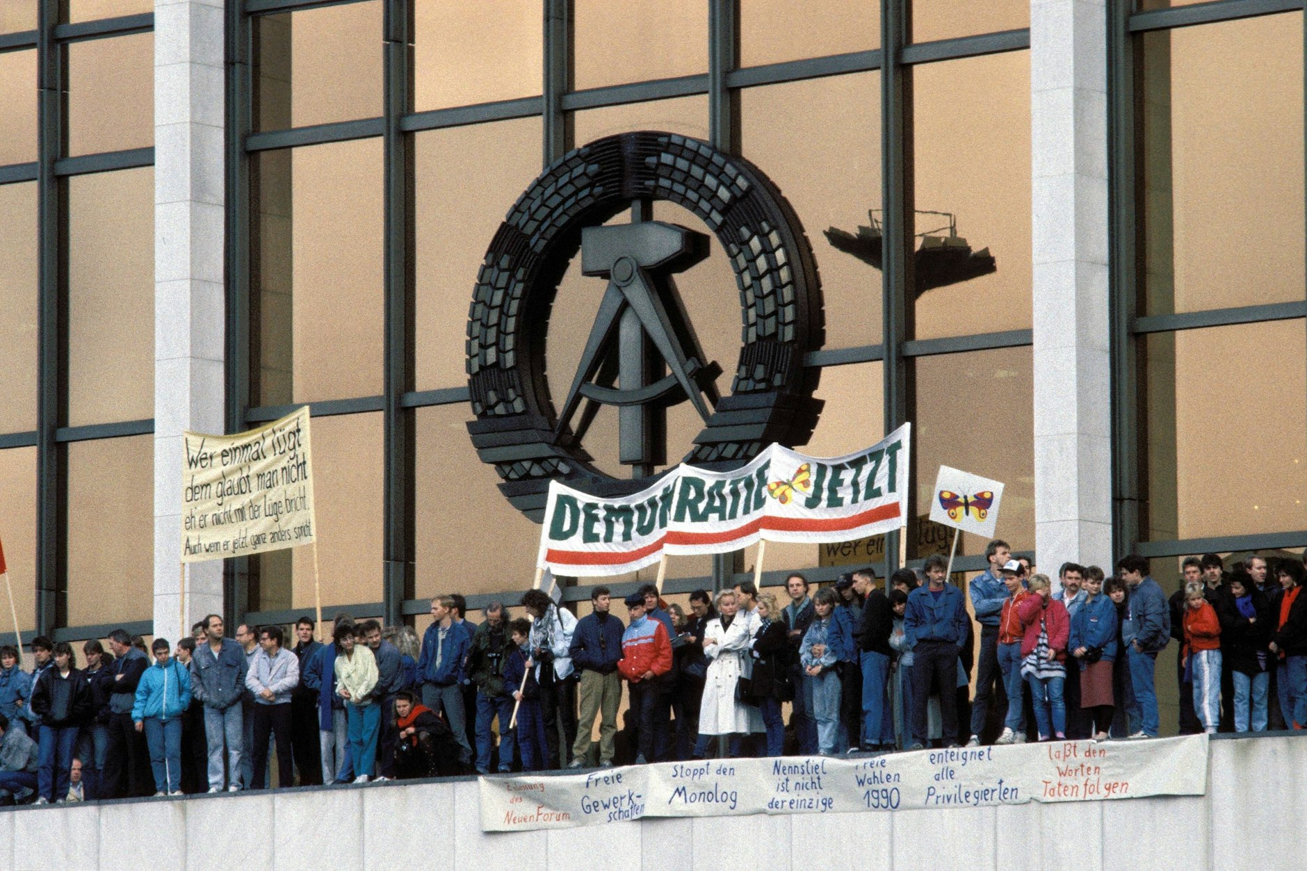 Plakate vor dem Palast der Republik im Wende-Herbst 1989. 