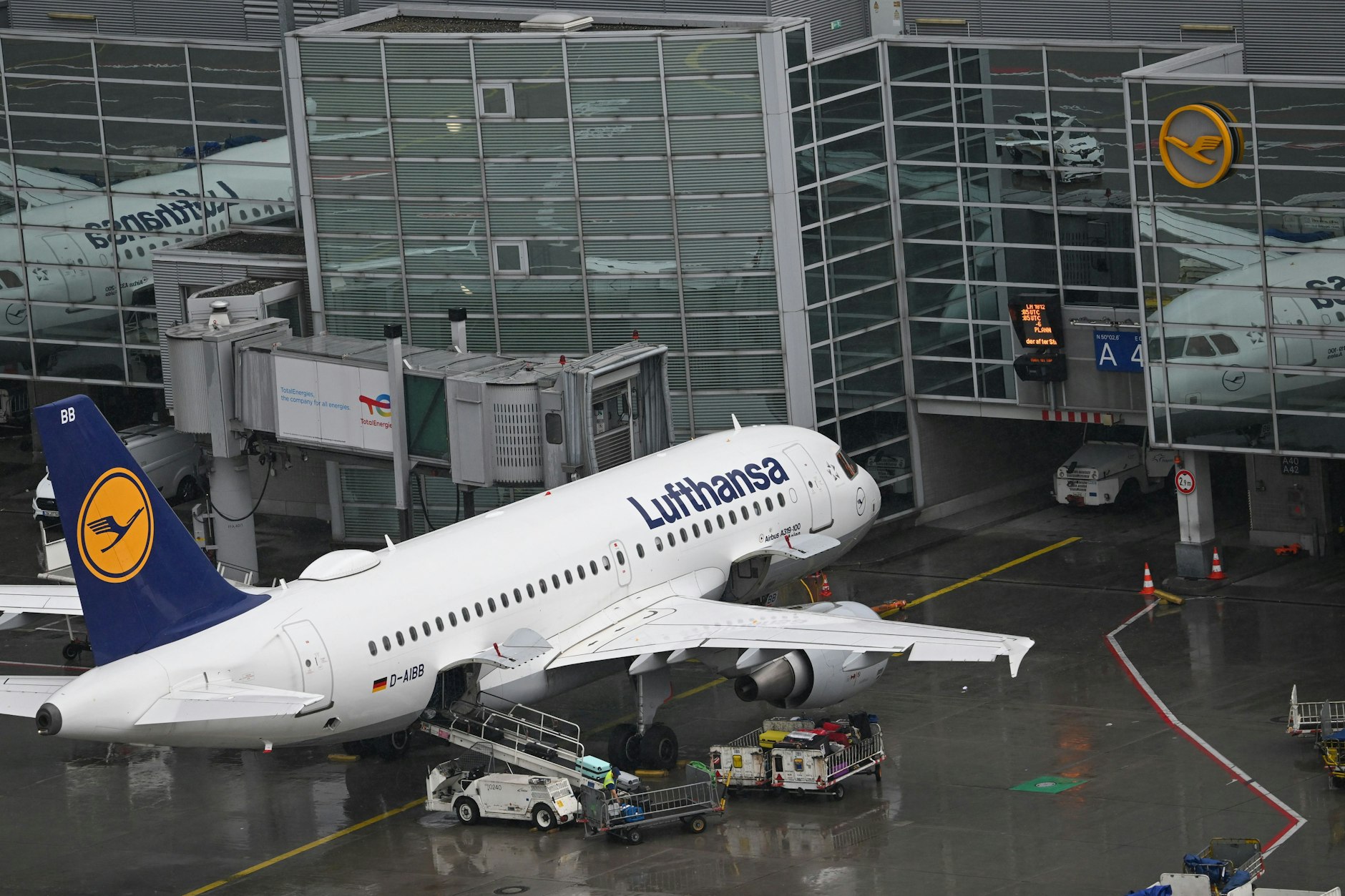Ein Airbus A319-100 der Lufthansa parkt am Flugsteig A des Frankfurter Flughafens.&nbsp;