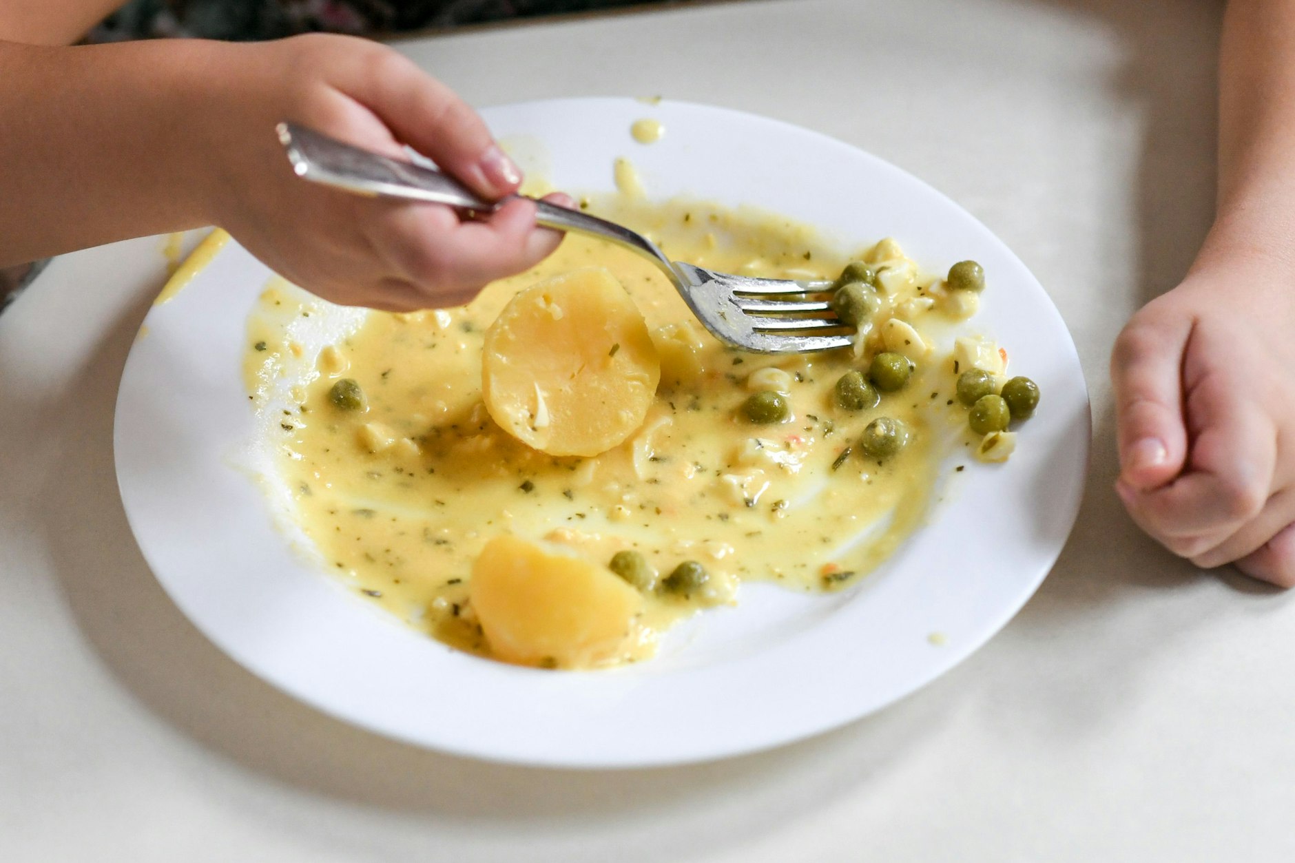 Schüler beim Mittagessen in der Mensa einer Berliner Grundschule. 