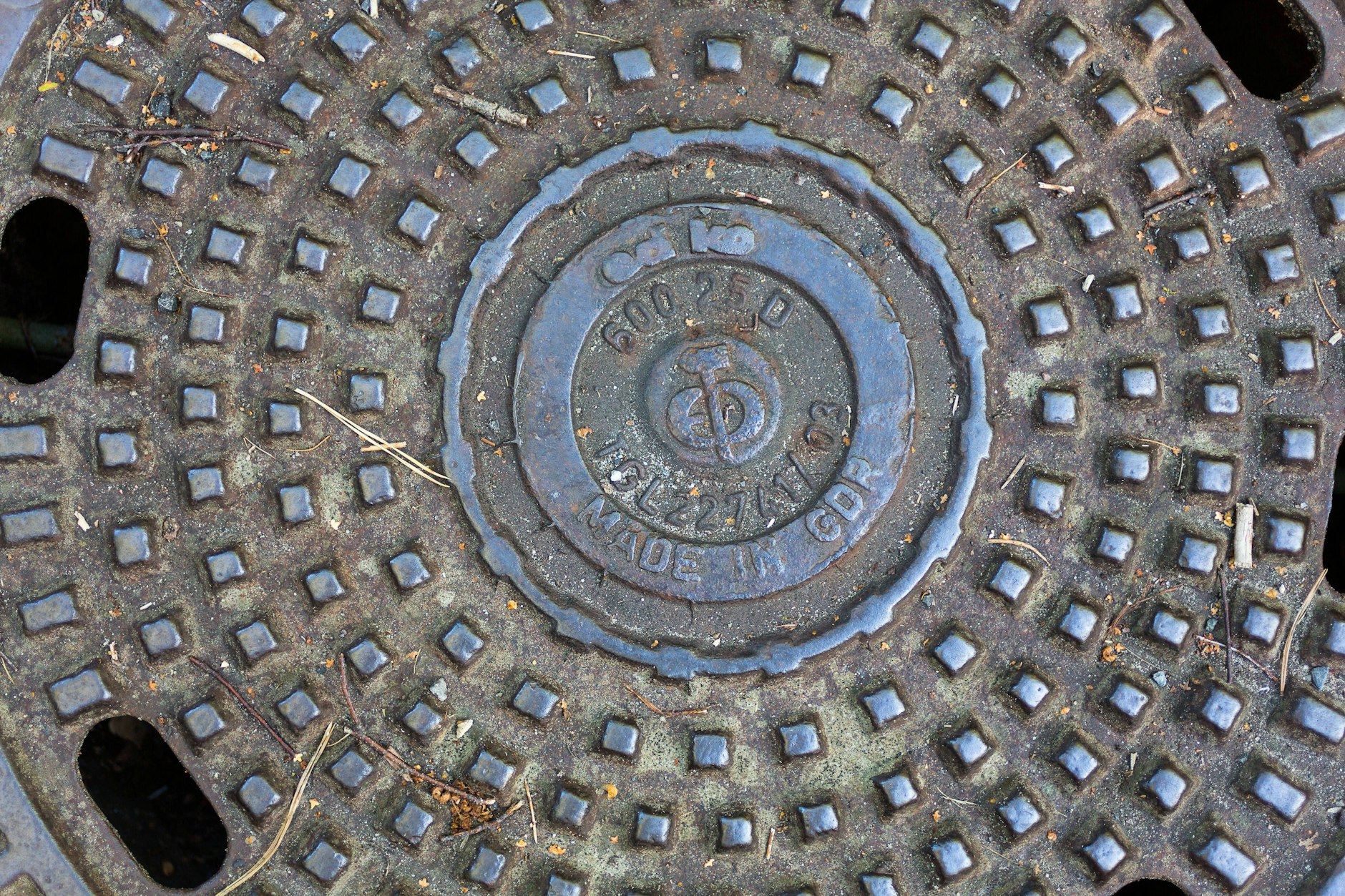 Ein DDR-Gullydeckel, der in Dresden hergestellt wurde. Wegen des Schrottpreises finden Diebe sie sehr interessant.