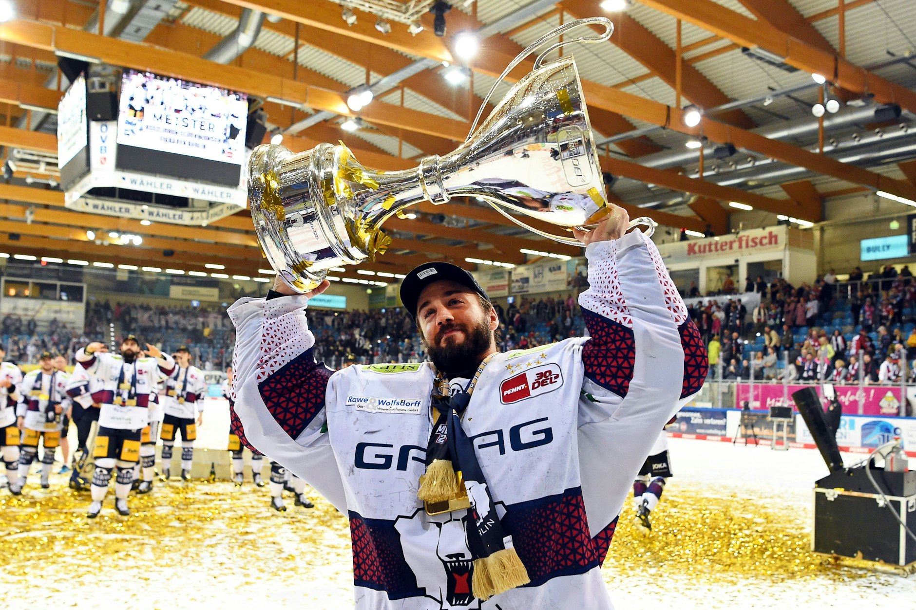 Eisbären-Keeper Jake Hildebrand jubelt nach dem 2:0-Sieg und dem Gewinn der deutschen Meisterschaft mit dem Meisterpokal. 