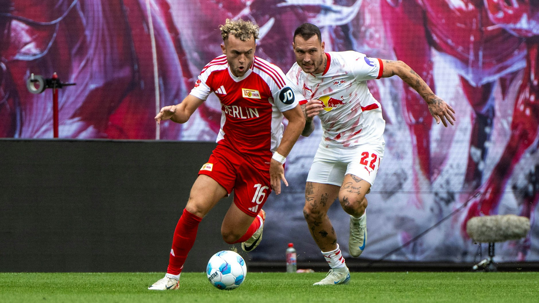 Union Benedict Hollerbach behauptet im Kampf mit Leipzigs David Raum den Ball.