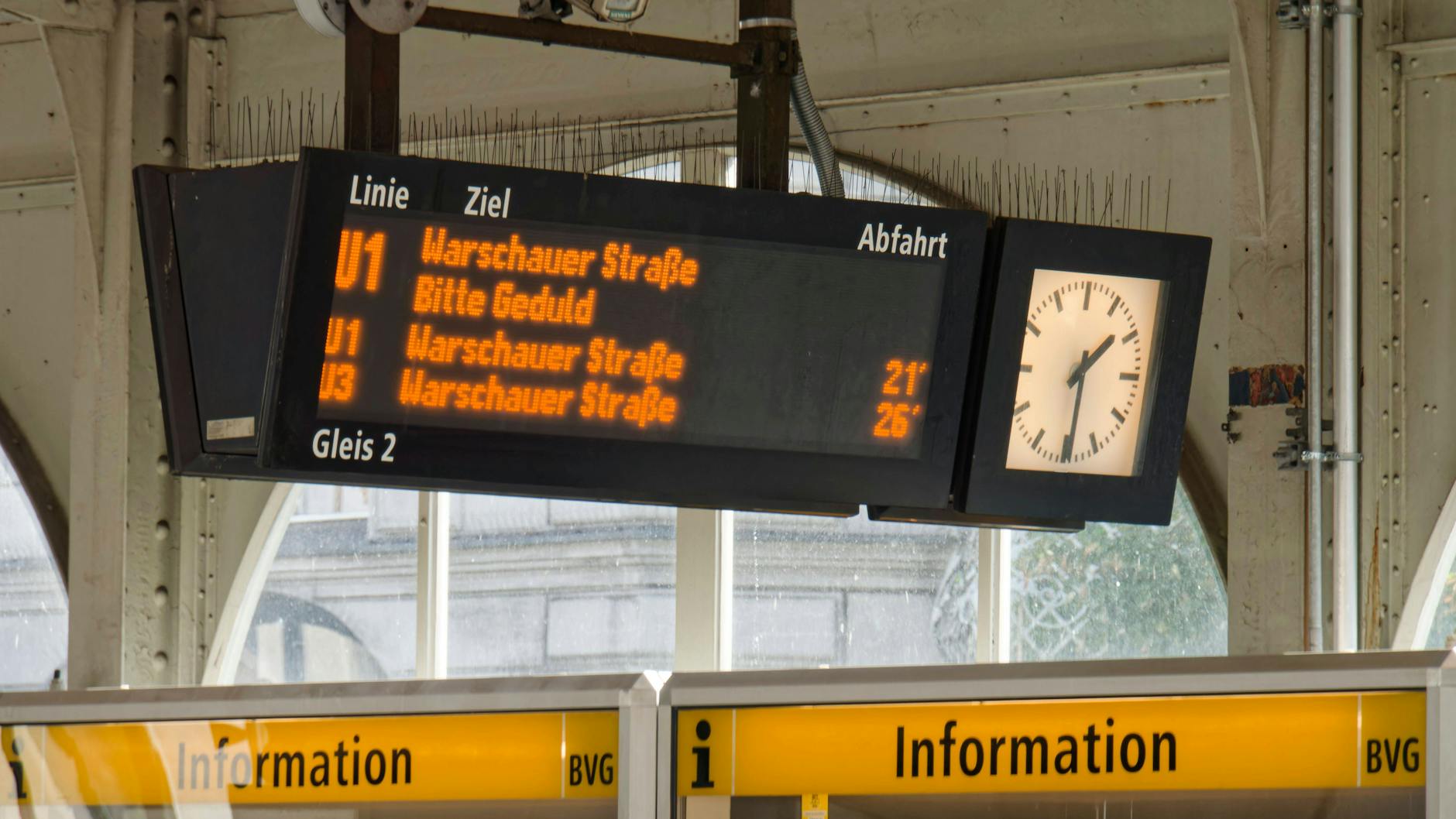 Die Tafel zeigt: Es gibt massive Probleme bei der BVG nach verlängerten Taktzeiten der U-Bahn in Berlin.