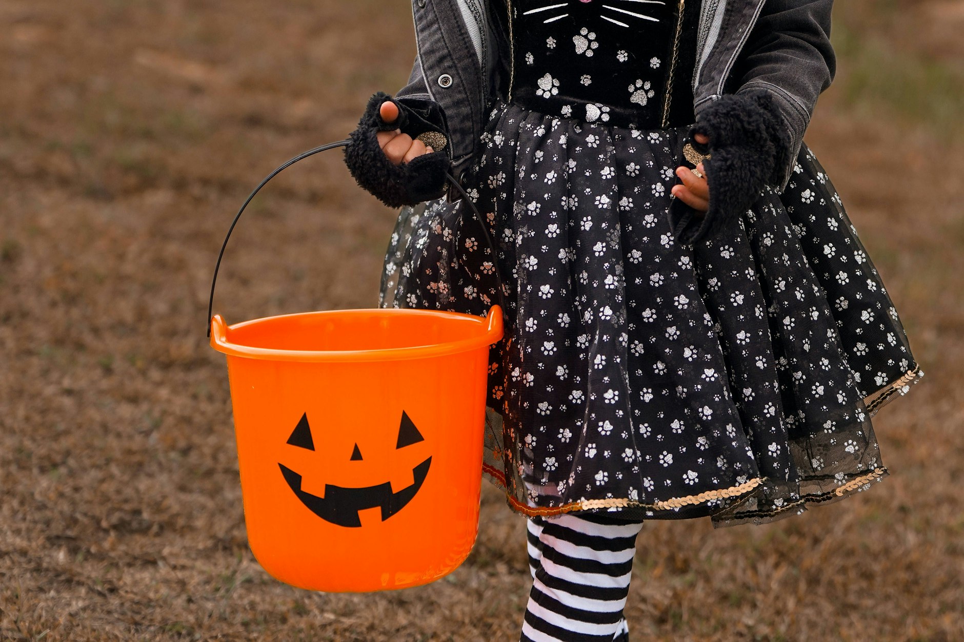 Zur Halloween-Zeit tun es viele Kinder unwissentlich den alten Engländern gleich.