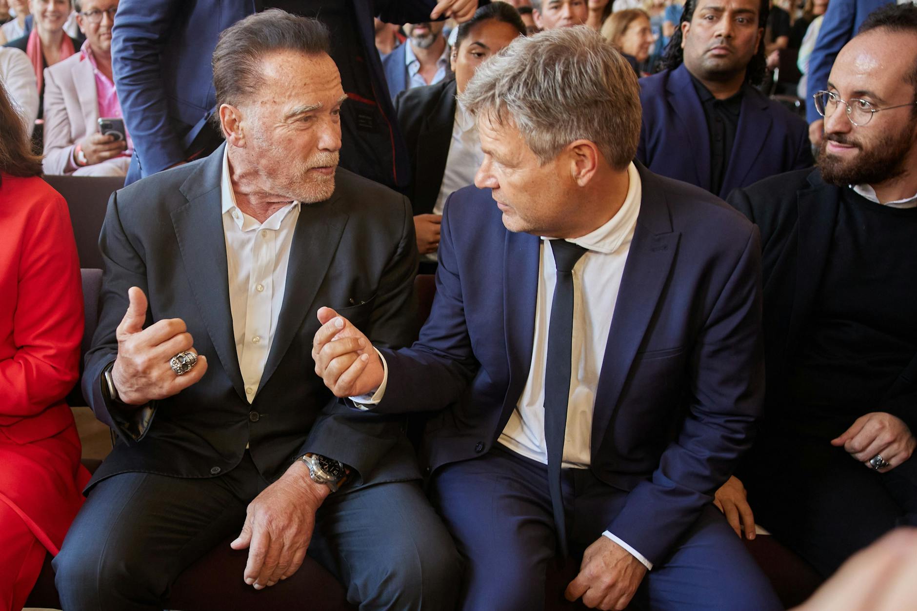 Robert Habeck (M.) und Arnold Schwarzenegger (l.) kommen zur Hertie School, wo am Dienstag Schwarzenegger die Ehrendoktorwürde verliehen bekommen hat.
