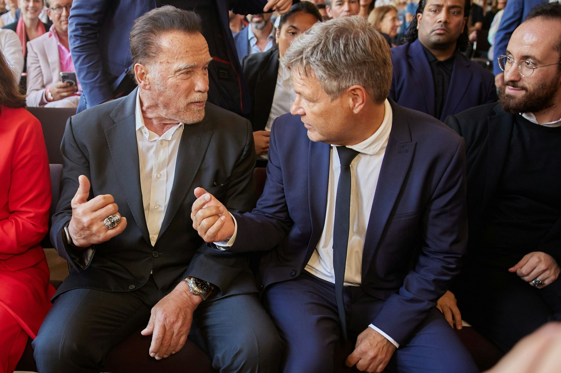 Robert Habeck (M.) und Arnold Schwarzenegger (l.) kommen zur Hertie School, wo am Dienstag Schwarzenegger die Ehrendoktorwürde verliehen bekommen hat.