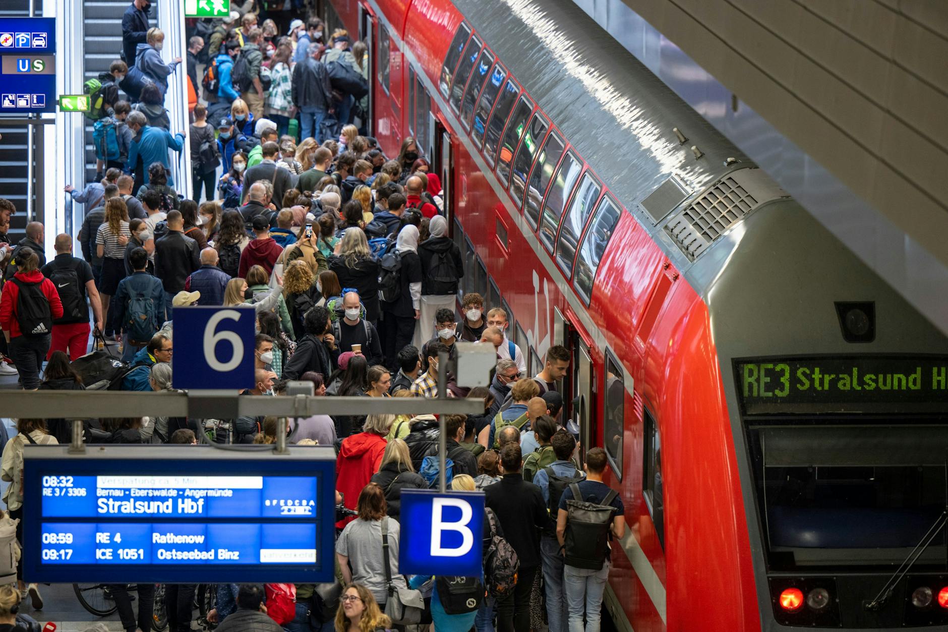 Berlin-Hauptbahnhof: Sommerliches Gedränge an einem Regionalzug nach Stralsund. Der Ausbau der Bahntrasse würde vor allem Touristen freuen.